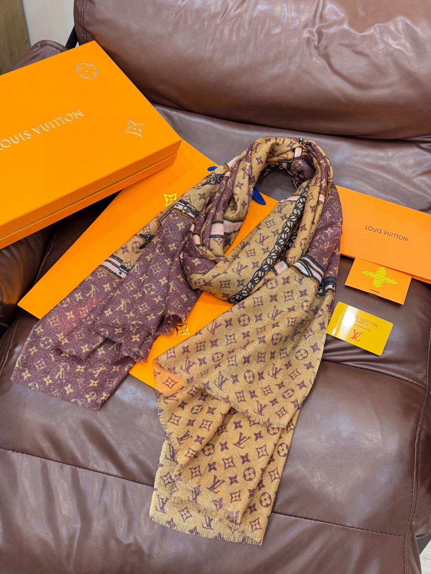 会发光发亮的围巾真心赞‼️驴家【L链条箱包花纹银丝长巾】银丝印花羊绒长巾，2025新款银丝长巾来撷Nou