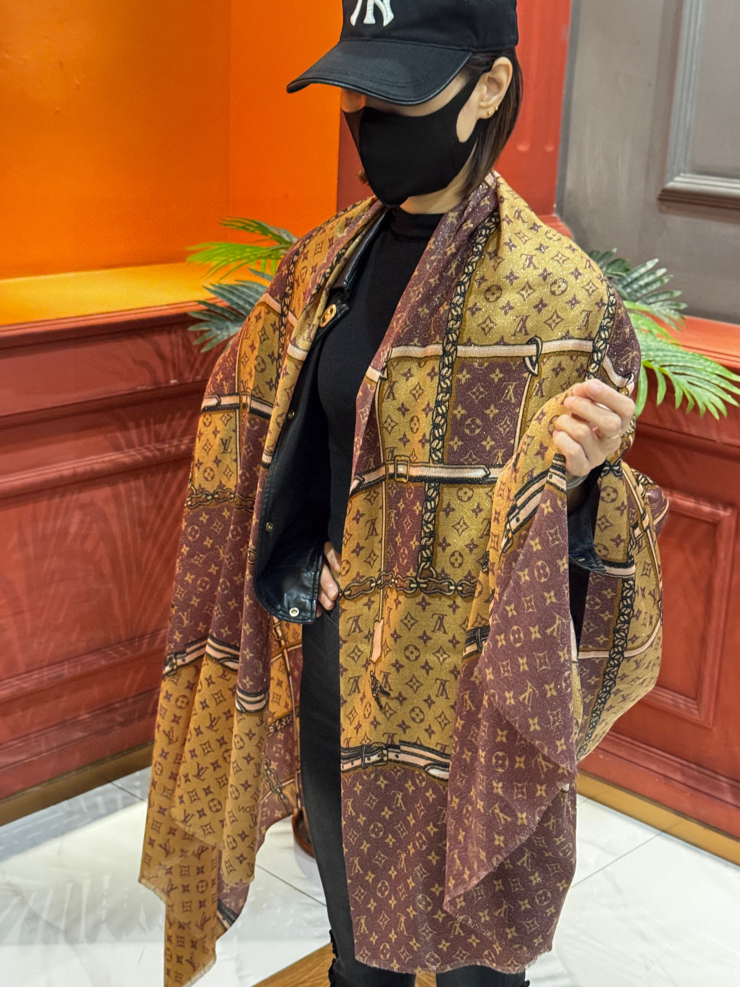 会发光发亮的围巾真心赞‼️驴家【L链条箱包花纹银丝长巾】银丝印花羊绒长巾，2025新款银丝长巾来撷Nou