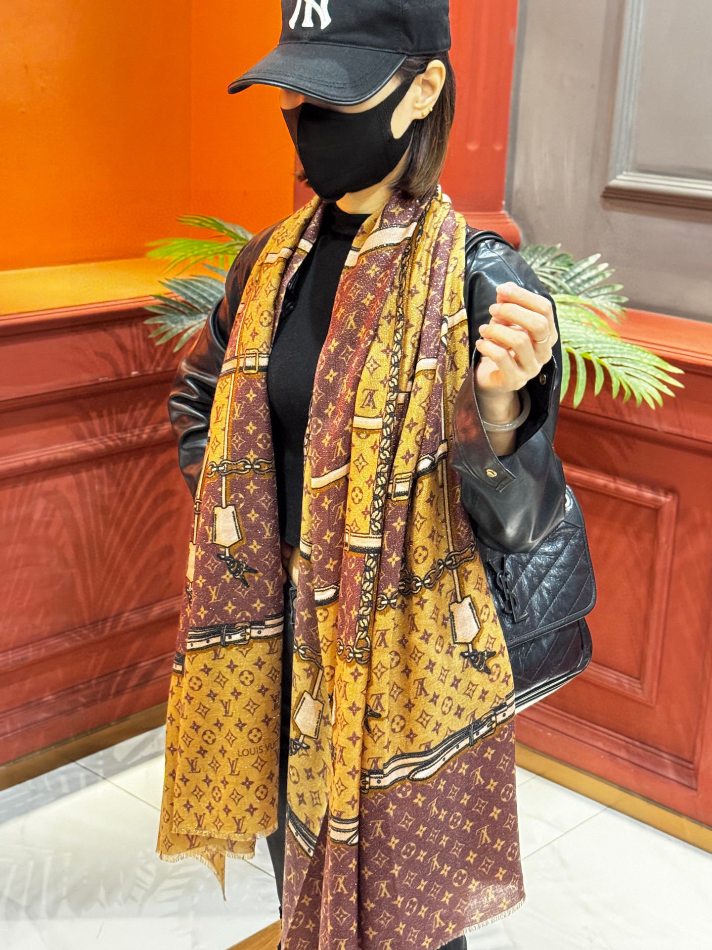 会发光发亮的围巾真心赞‼️驴家【L链条箱包花纹银丝长巾】银丝印花羊绒长巾，2025新款银丝长巾来撷Nou