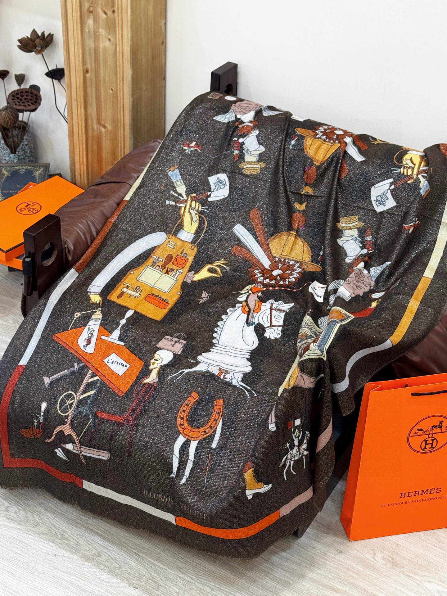 “精巧错觉”~Hermes （会发光发亮的围巾）轻盈、大胆和无穷无尽的俏皮感在方巾中交织碰撞，让自己沉浸