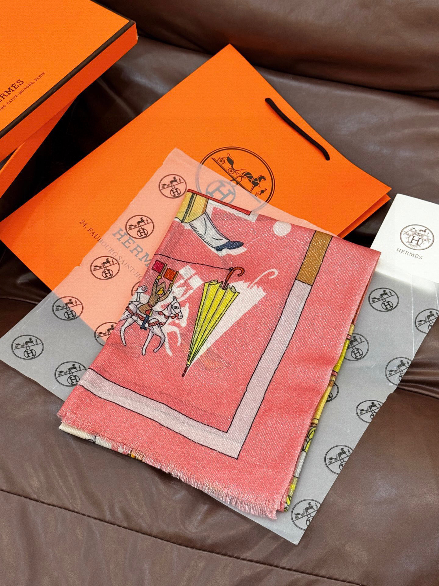 “精巧错觉”~Hermes （会发光发亮的围巾）轻盈、大胆和无穷无尽的俏皮感在方巾中交织碰撞，让自己沉浸