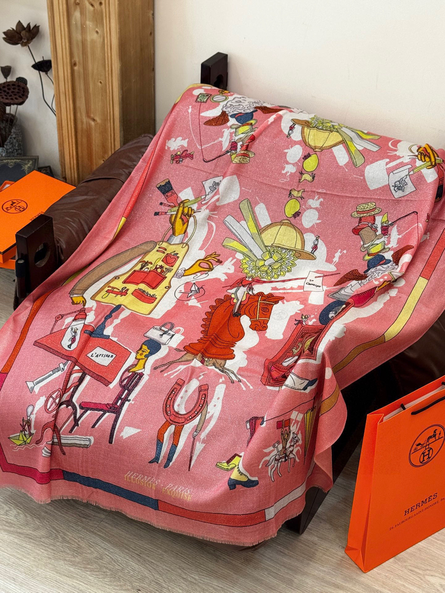 “精巧错觉”~Hermes （会发光发亮的围巾）轻盈、大胆和无穷无尽的俏皮感在方巾中交织碰撞，让自己沉浸