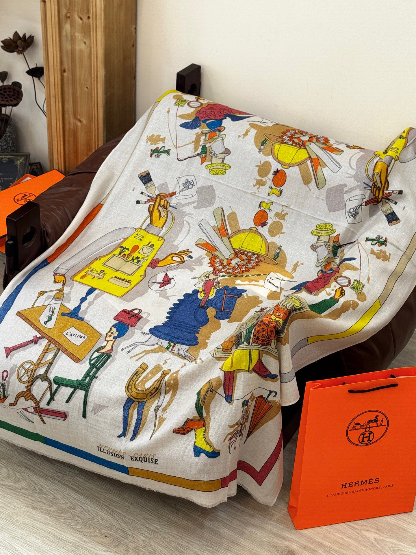 “精巧错觉”~Hermes （会发光发亮的围巾）轻盈、大胆和无穷无尽的俏皮感在方巾中交织碰撞，让自己沉浸