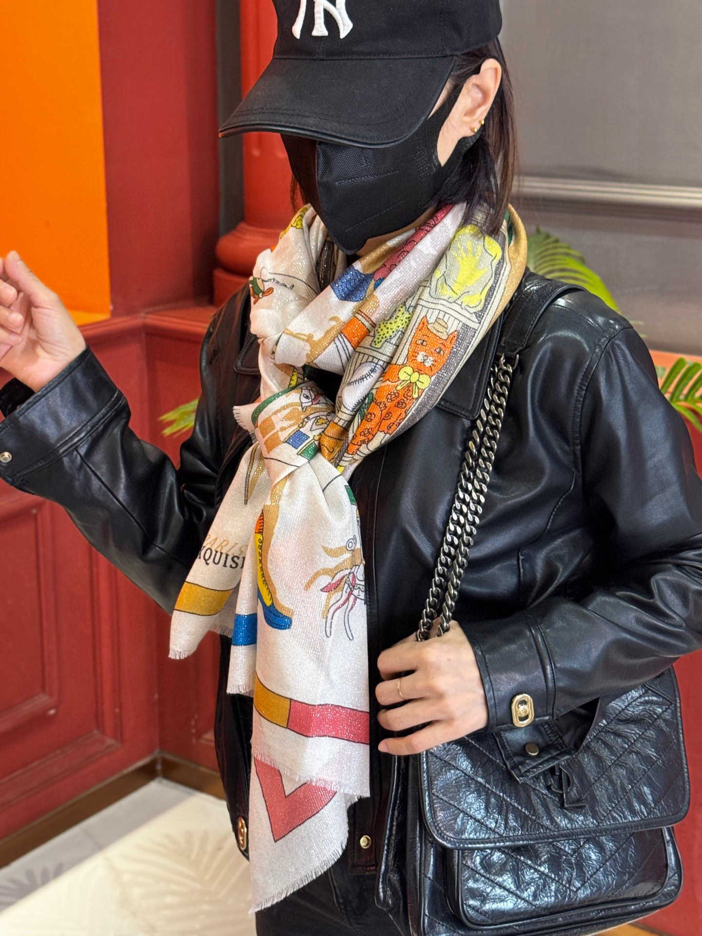 “精巧错觉”~Hermes （会发光发亮的围巾）轻盈、大胆和无穷无尽的俏皮感在方巾中交织碰撞，让自己沉浸