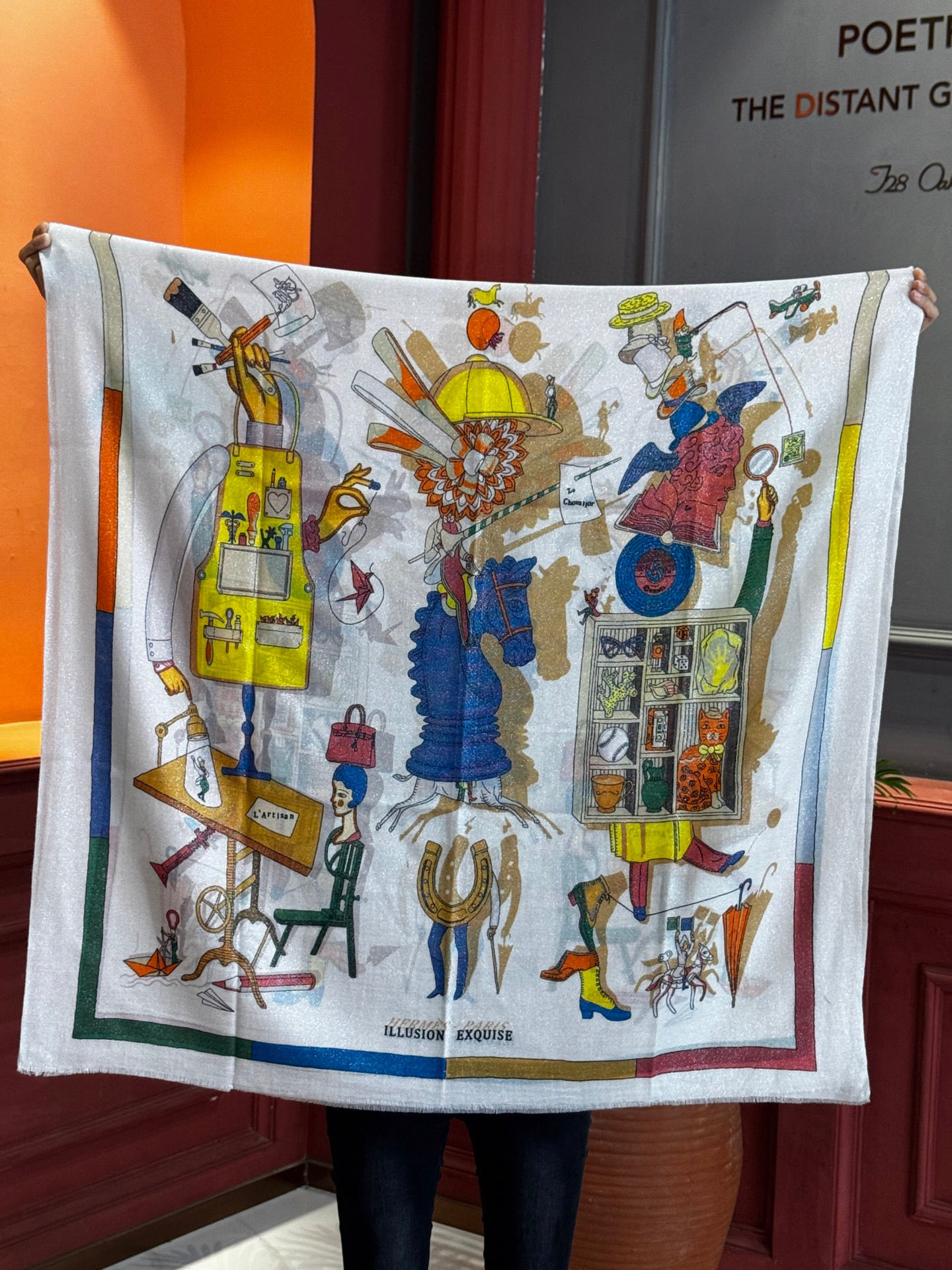 “精巧错觉”~Hermes （会发光发亮的围巾）轻盈、大胆和无穷无尽的俏皮感在方巾中交织碰撞，让自己沉浸