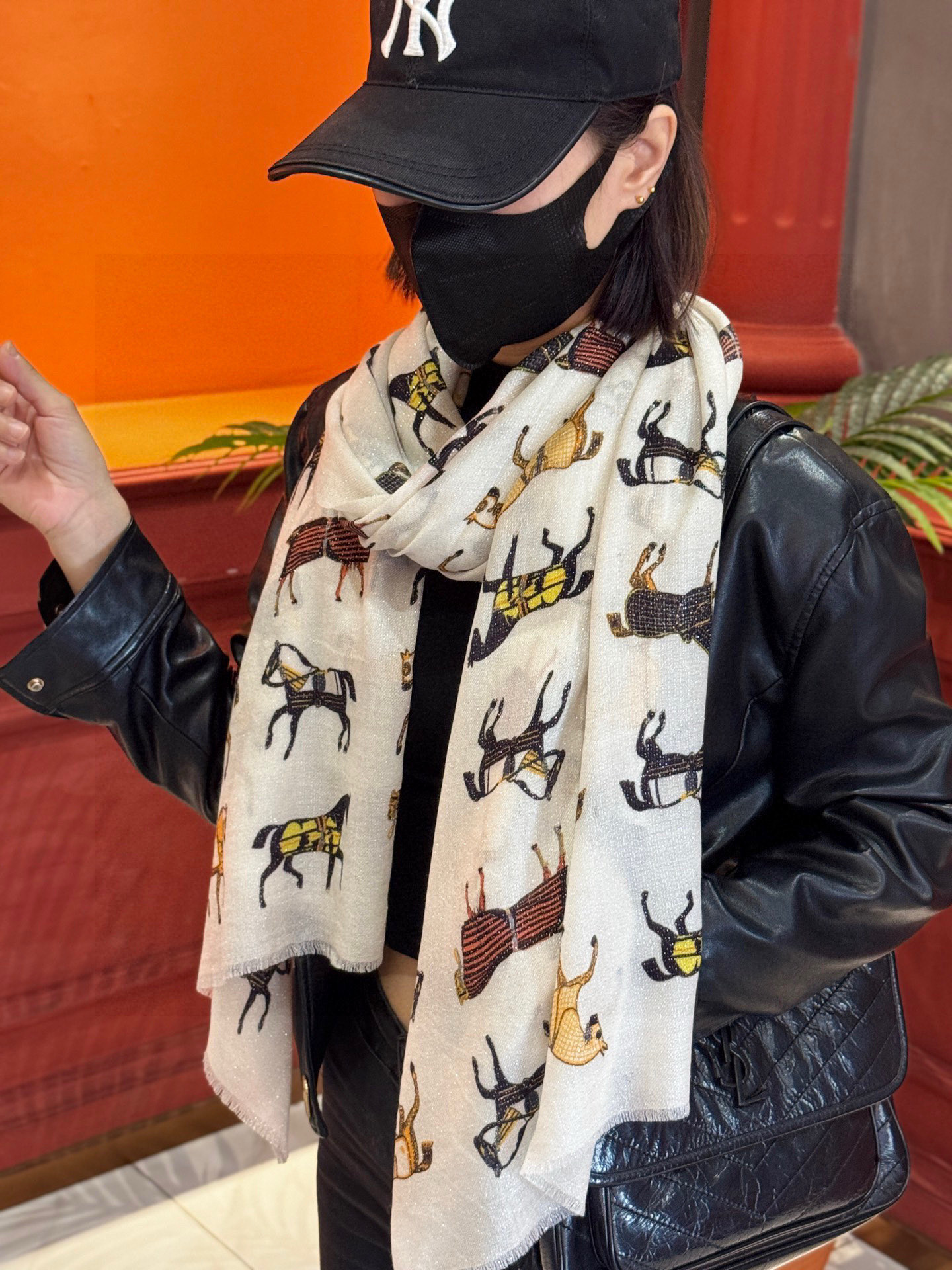 上新🌟 会发光发亮的围巾 💄💋新款客银丝+💖羊绒面料长巾 😘美翻了[流泪]H家【骏马披挂长巾】御用殿堂级