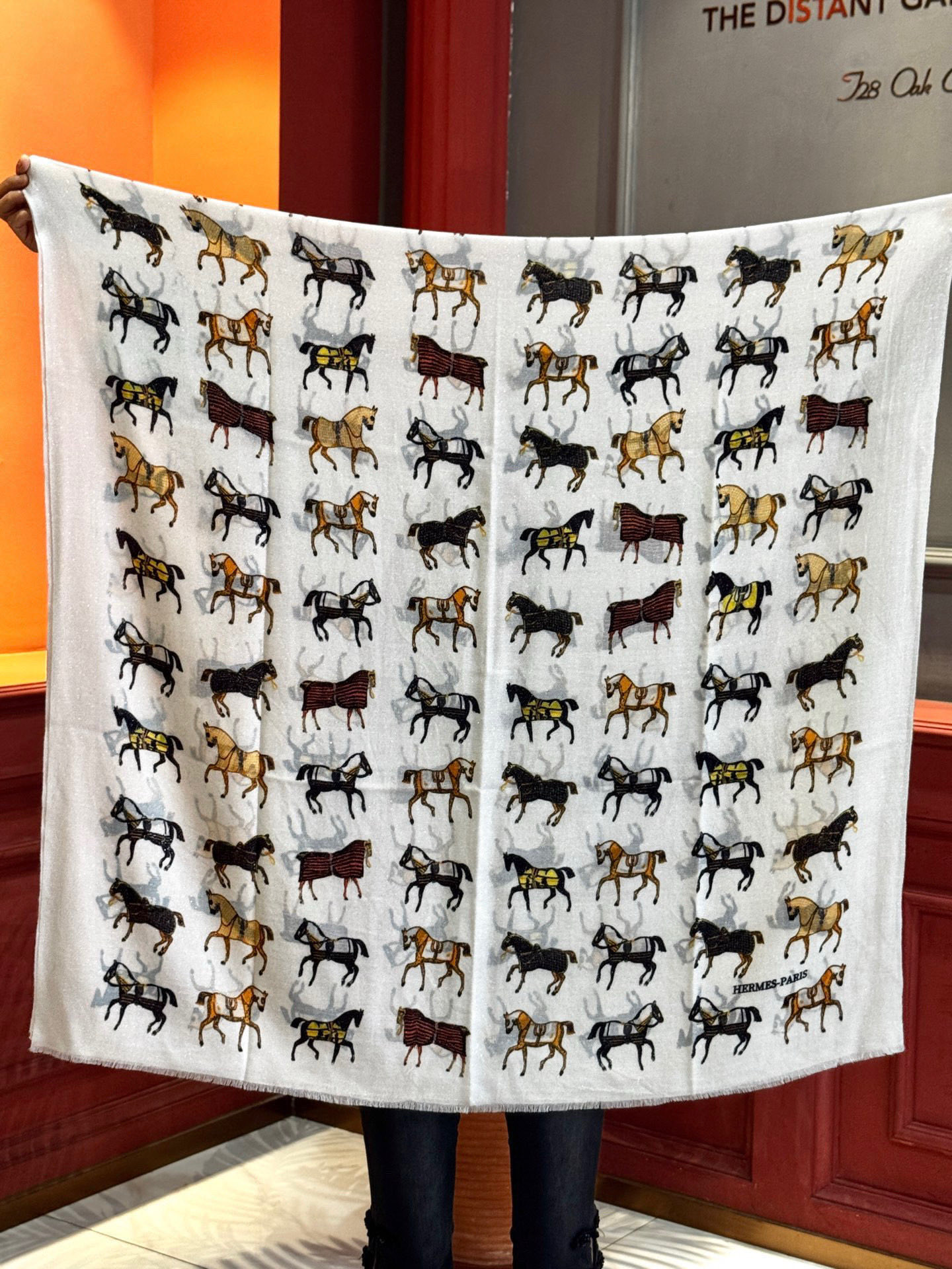 上新🌟 会发光发亮的围巾 💄💋新款客银丝+💖羊绒面料长巾 😘美翻了[流泪]H家【骏马披挂长巾】御用殿堂级