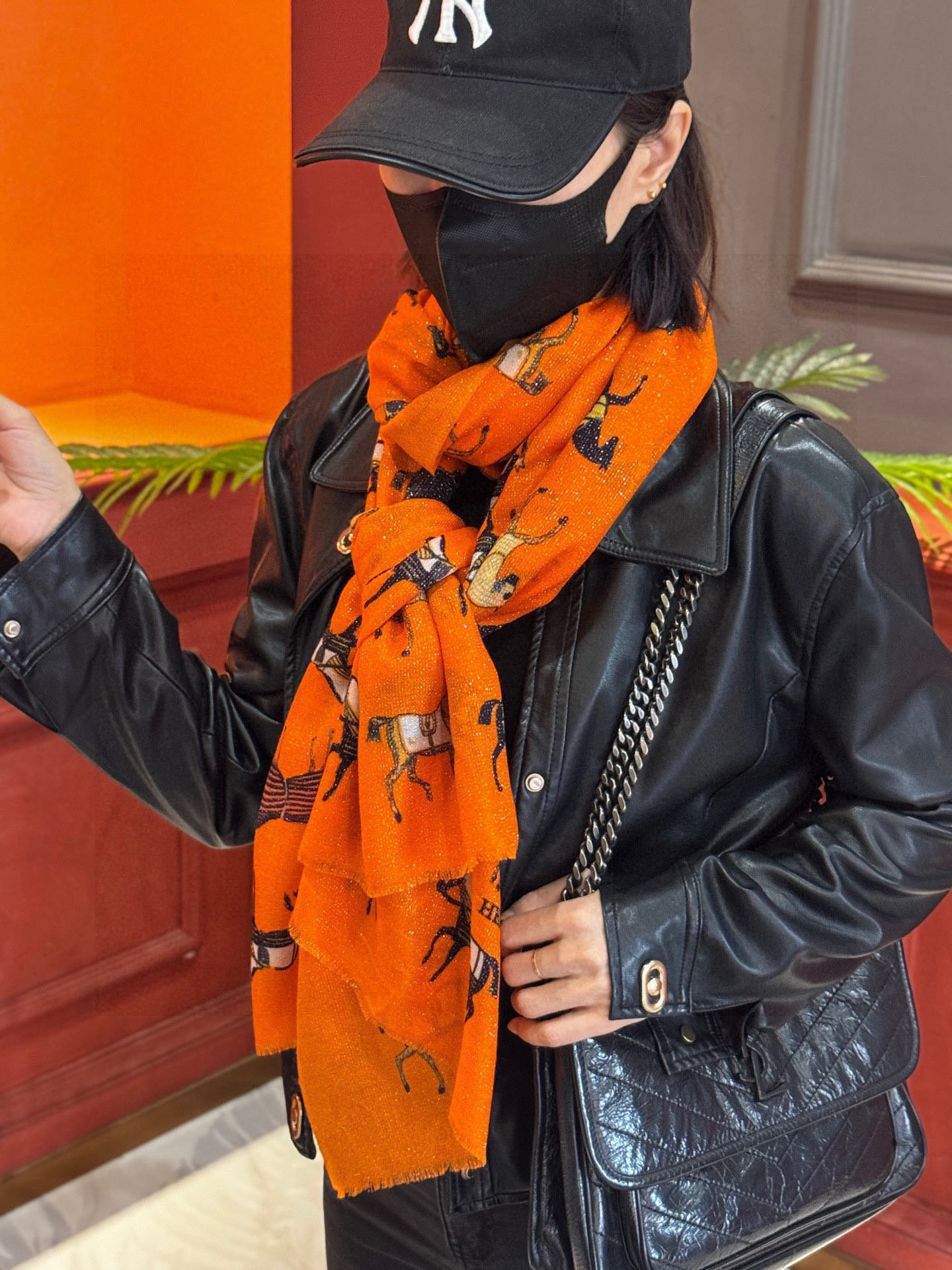 上新🌟 会发光发亮的围巾 💄💋新款客银丝+💖羊绒面料长巾 😘美翻了[流泪]H家【骏马披挂长巾】御用殿堂级