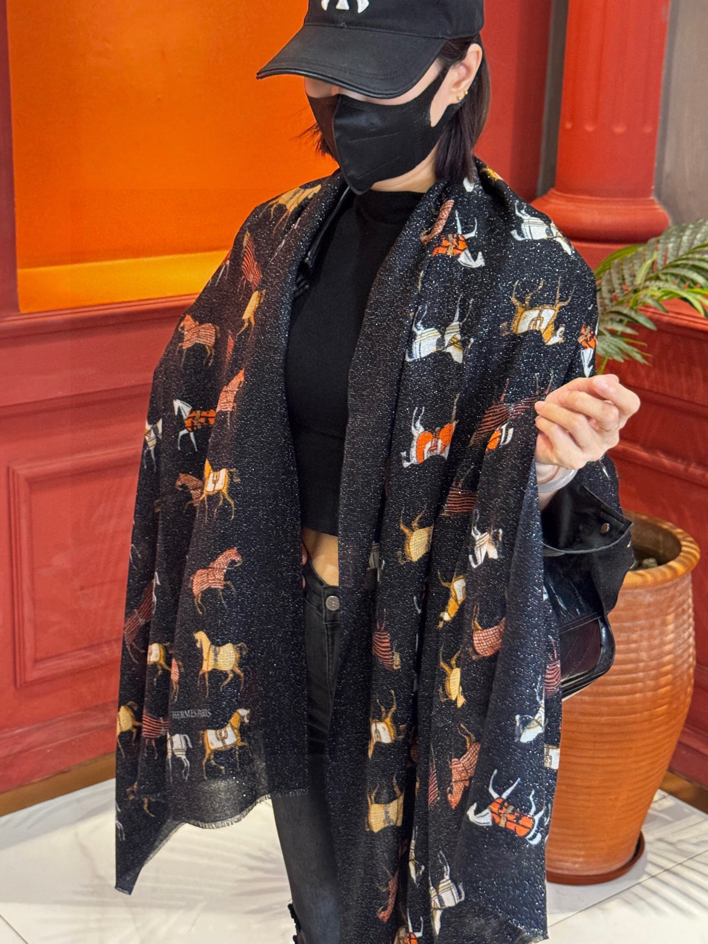 上新🌟 会发光发亮的围巾 💄💋新款客银丝+💖羊绒面料长巾 😘美翻了[流泪]H家【骏马披挂长巾】御用殿堂级