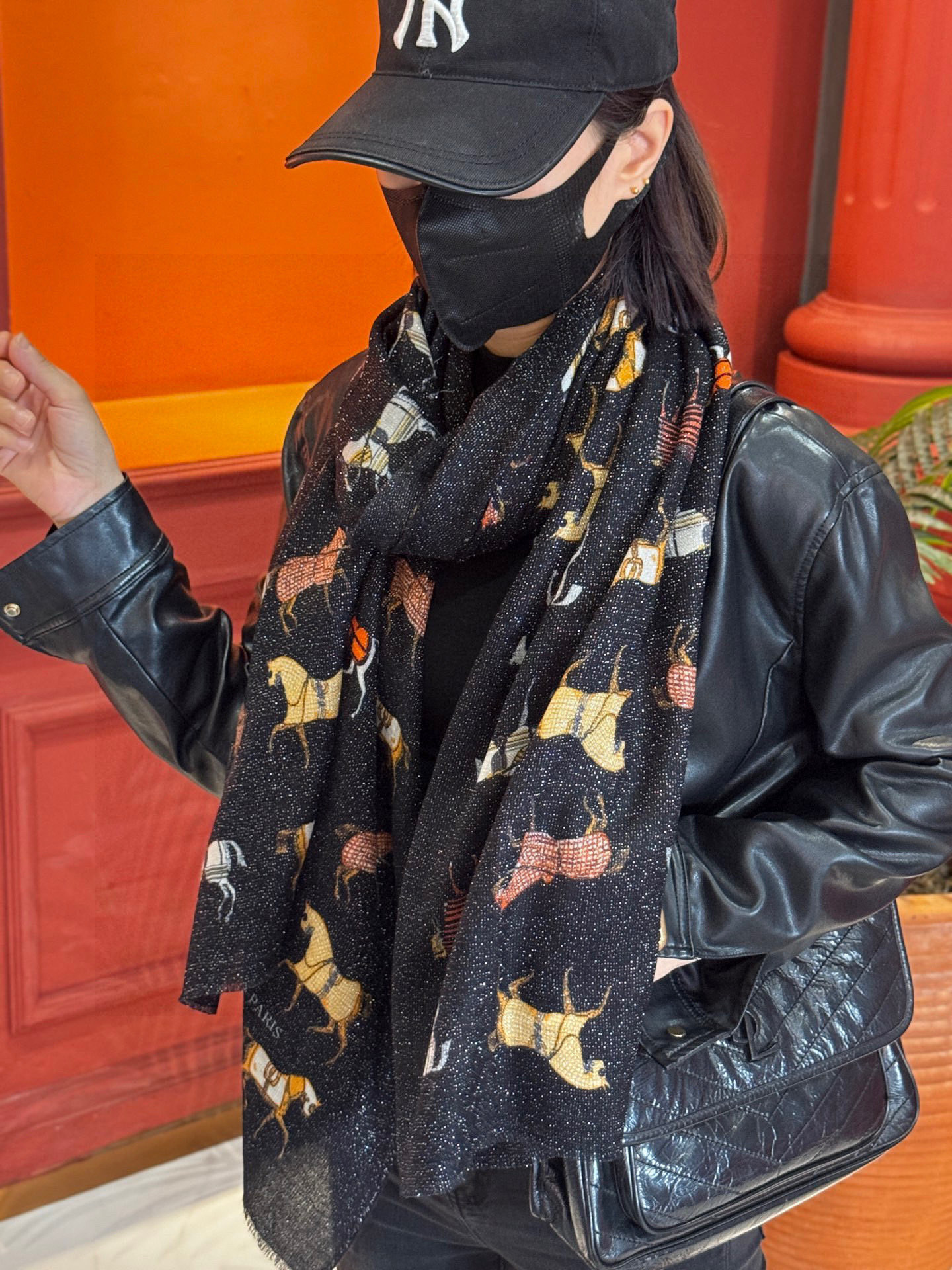 上新🌟 会发光发亮的围巾 💄💋新款客银丝+💖羊绒面料长巾 😘美翻了[流泪]H家【骏马披挂长巾】御用殿堂级