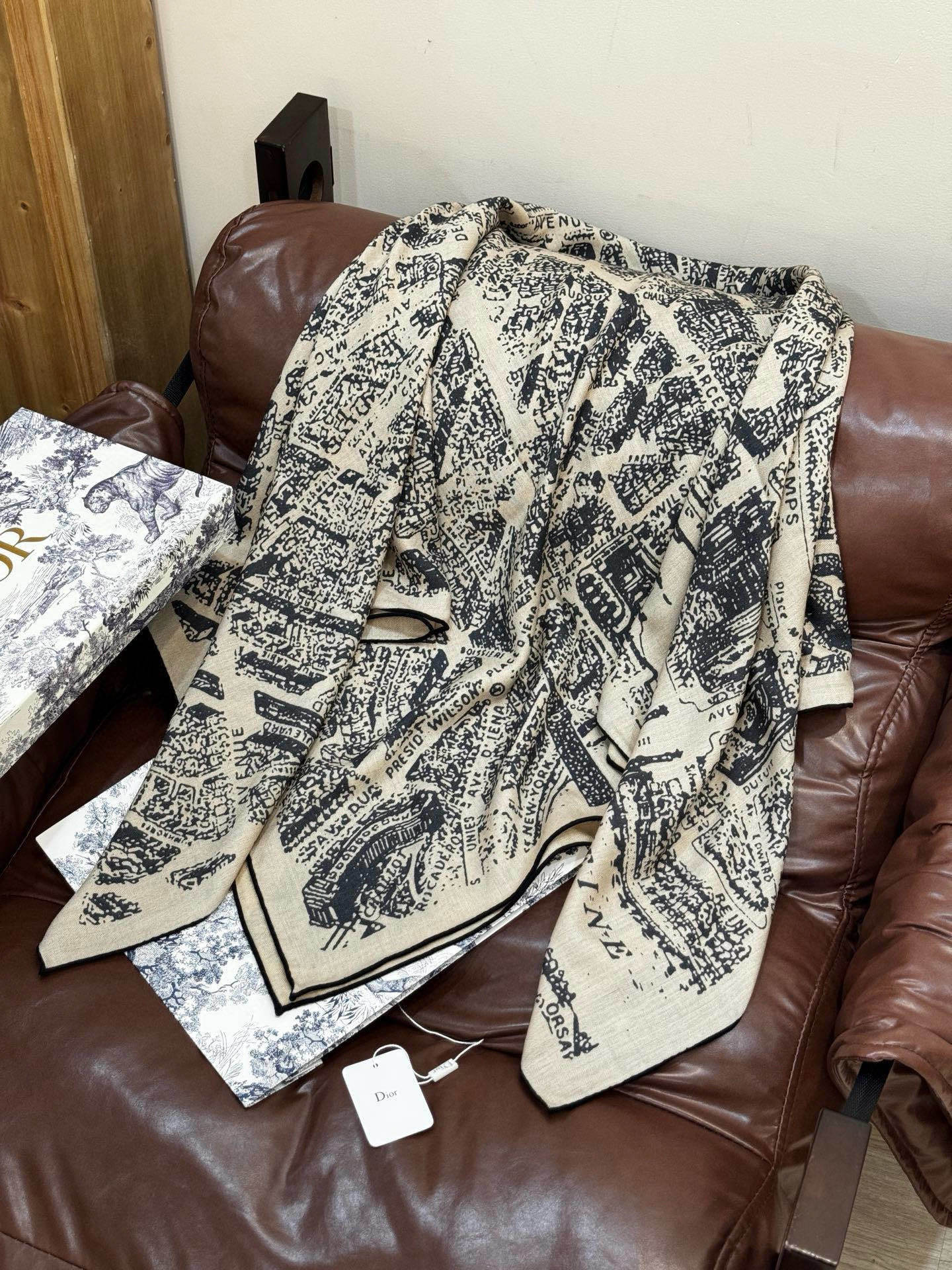 Dior ❤【️巴黎地图】140*140双面同色丝绒方巾🉐️LAN DE 价🉐️ARIS 巴黎地图这款方