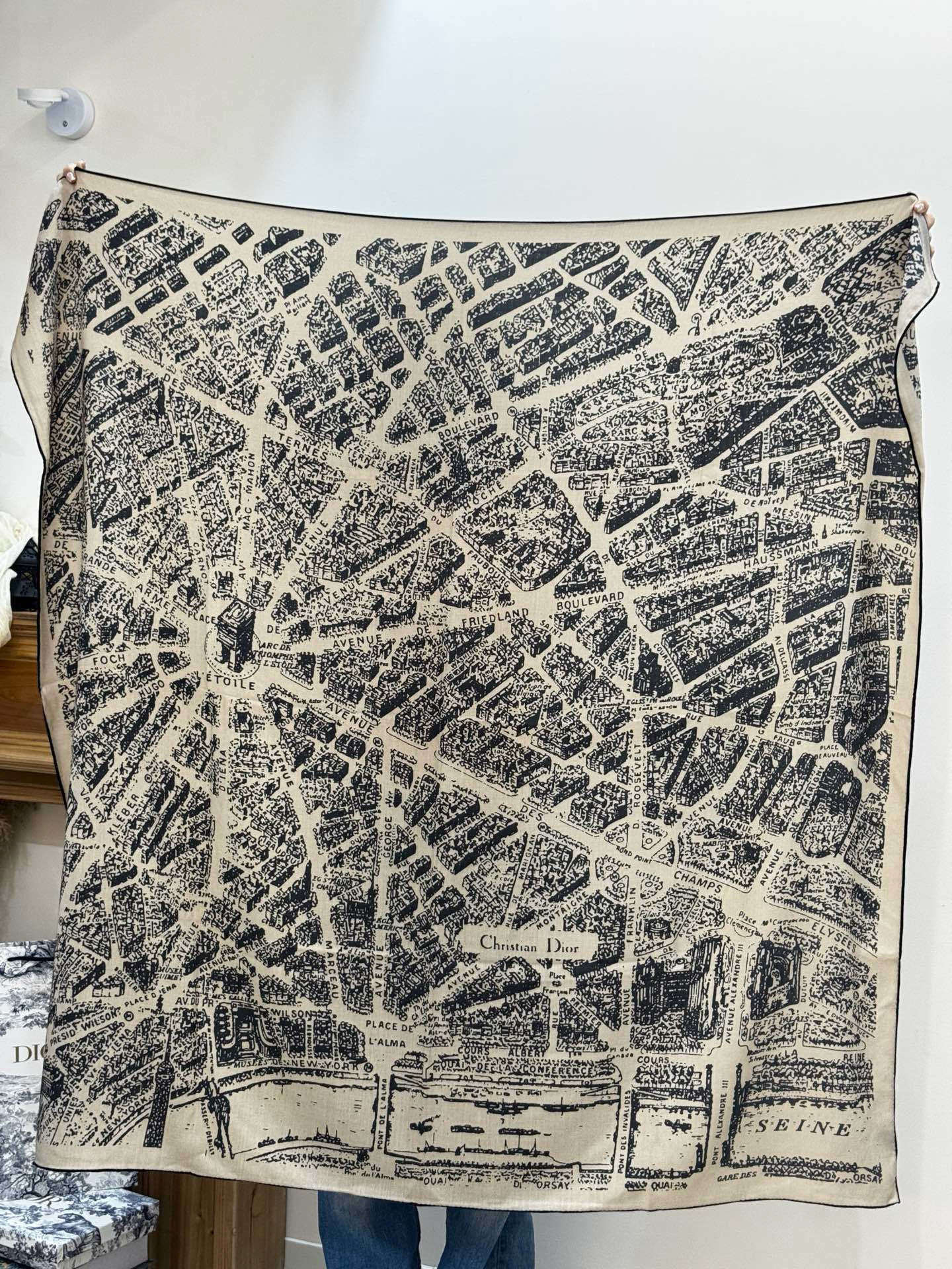Dior ❤【️巴黎地图】140*140双面同色丝绒方巾🉐️LAN DE 价🉐️ARIS 巴黎地图这款方