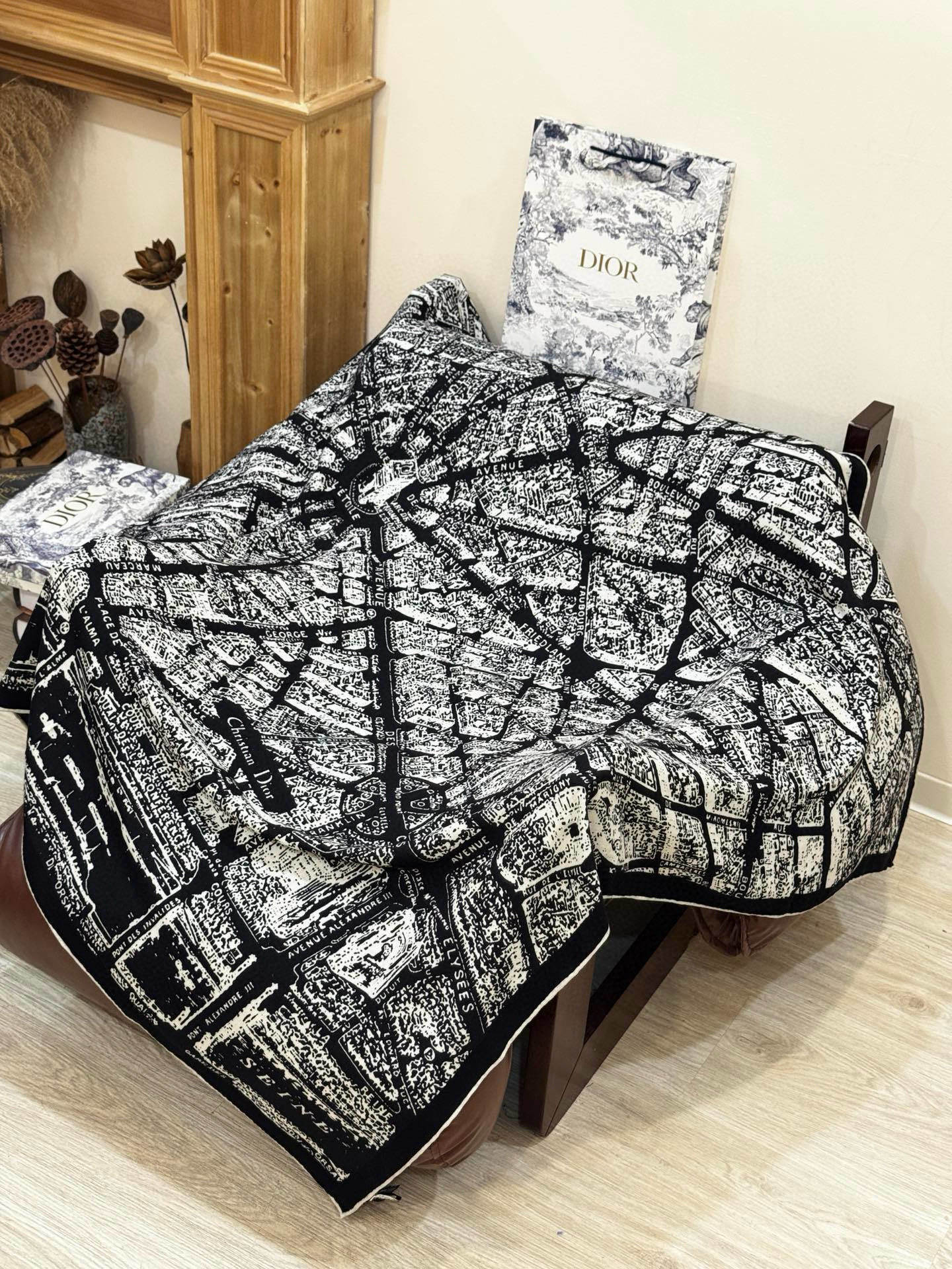 Dior ❤【️巴黎地图】140*140双面同色丝绒方巾🉐️LAN DE 价🉐️ARIS 巴黎地图这款方