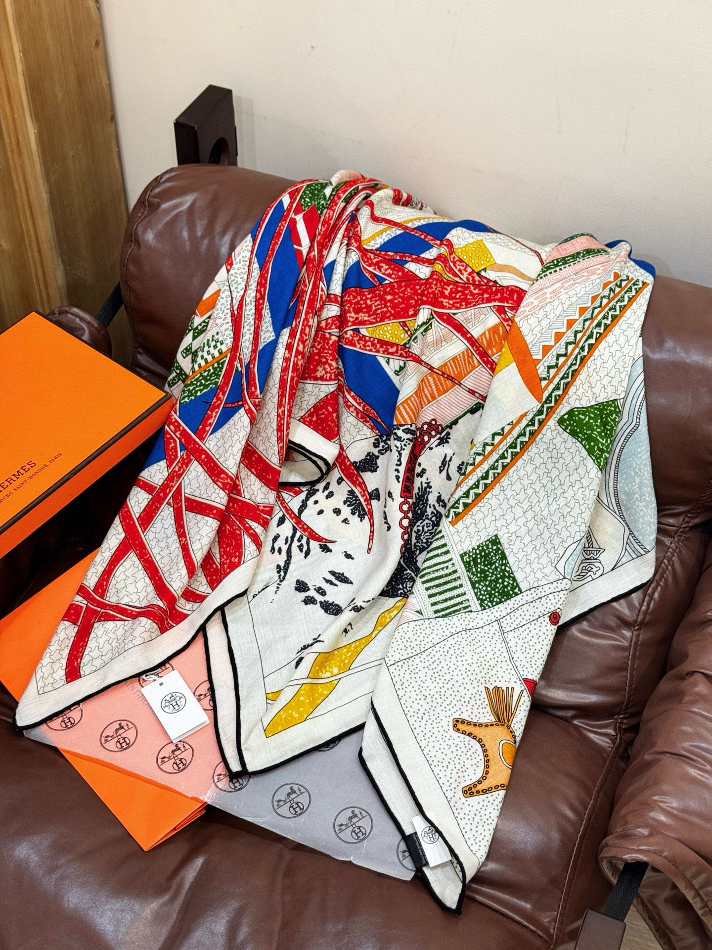 💟2025年秋冬抢先 上新💞【双面同色丝绒方巾】手工卷边山羊绒和真丝混纺披肩（70%羊绒，30%桑蚕丝）