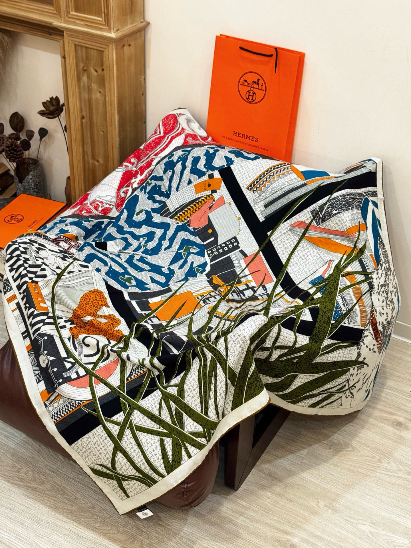 💟2025年秋冬抢先 上新💞【双面同色丝绒方巾】手工卷边山羊绒和真丝混纺披肩(70%羊绒,30%桑蚕丝)