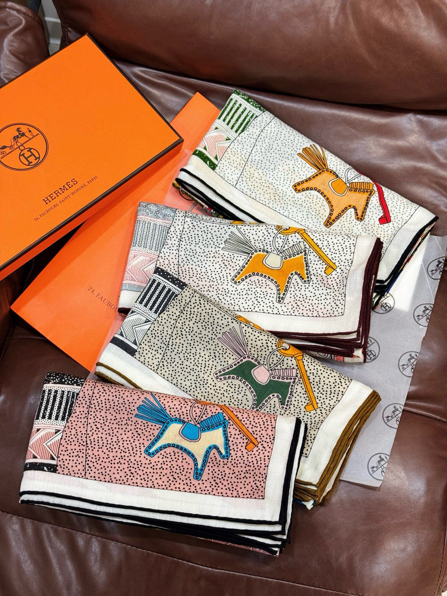 💟2025年秋冬抢先 上新💞【双面同色丝绒方巾】手工卷边山羊绒和真丝混纺披肩(70%羊绒,30%桑蚕丝)