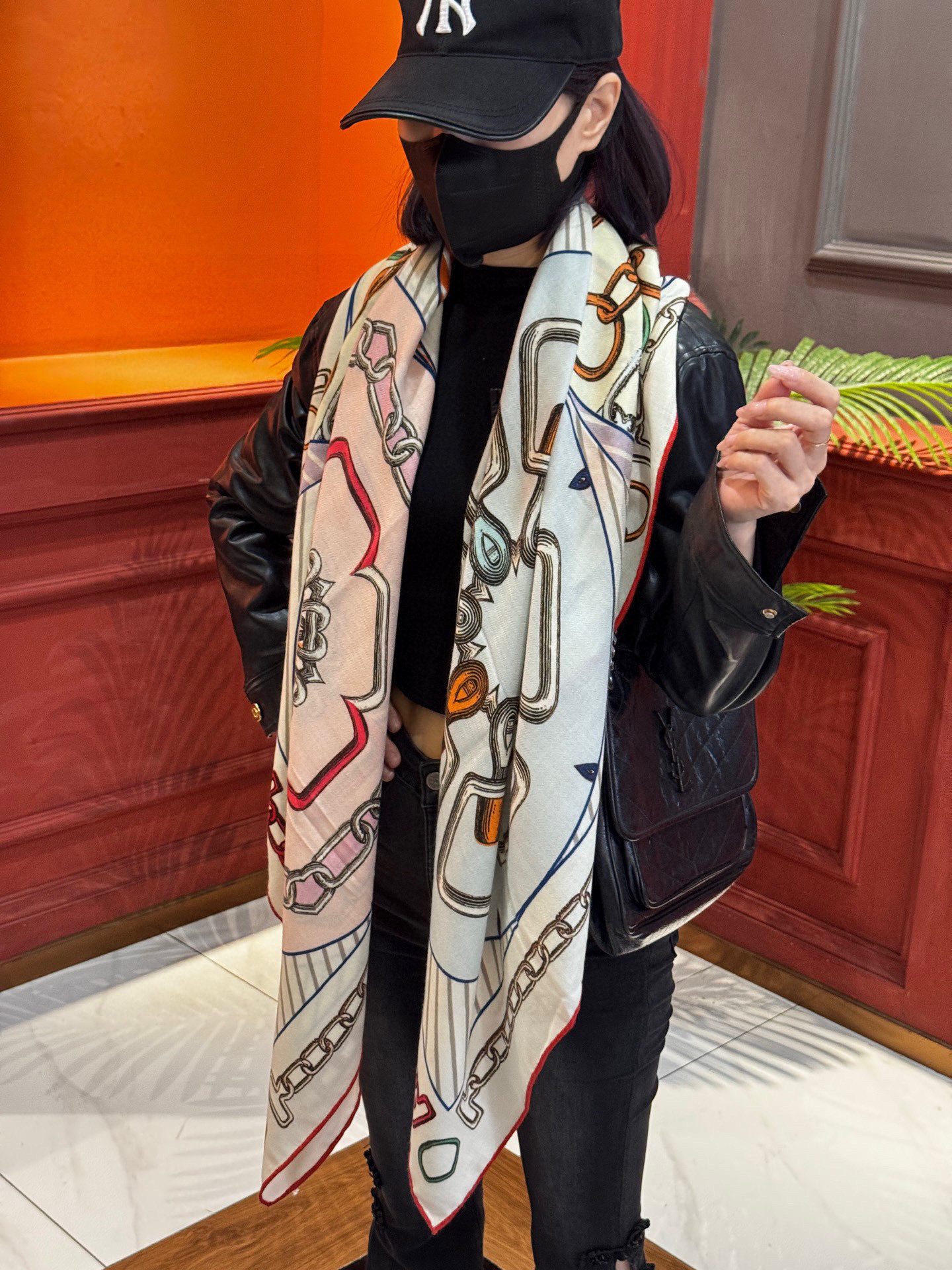 💟2025年早秋上新💞【双面同色丝绒方巾】手工卷边山羊绒和真丝混纺披肩(70%羊绒,30%桑蚕丝)这款披