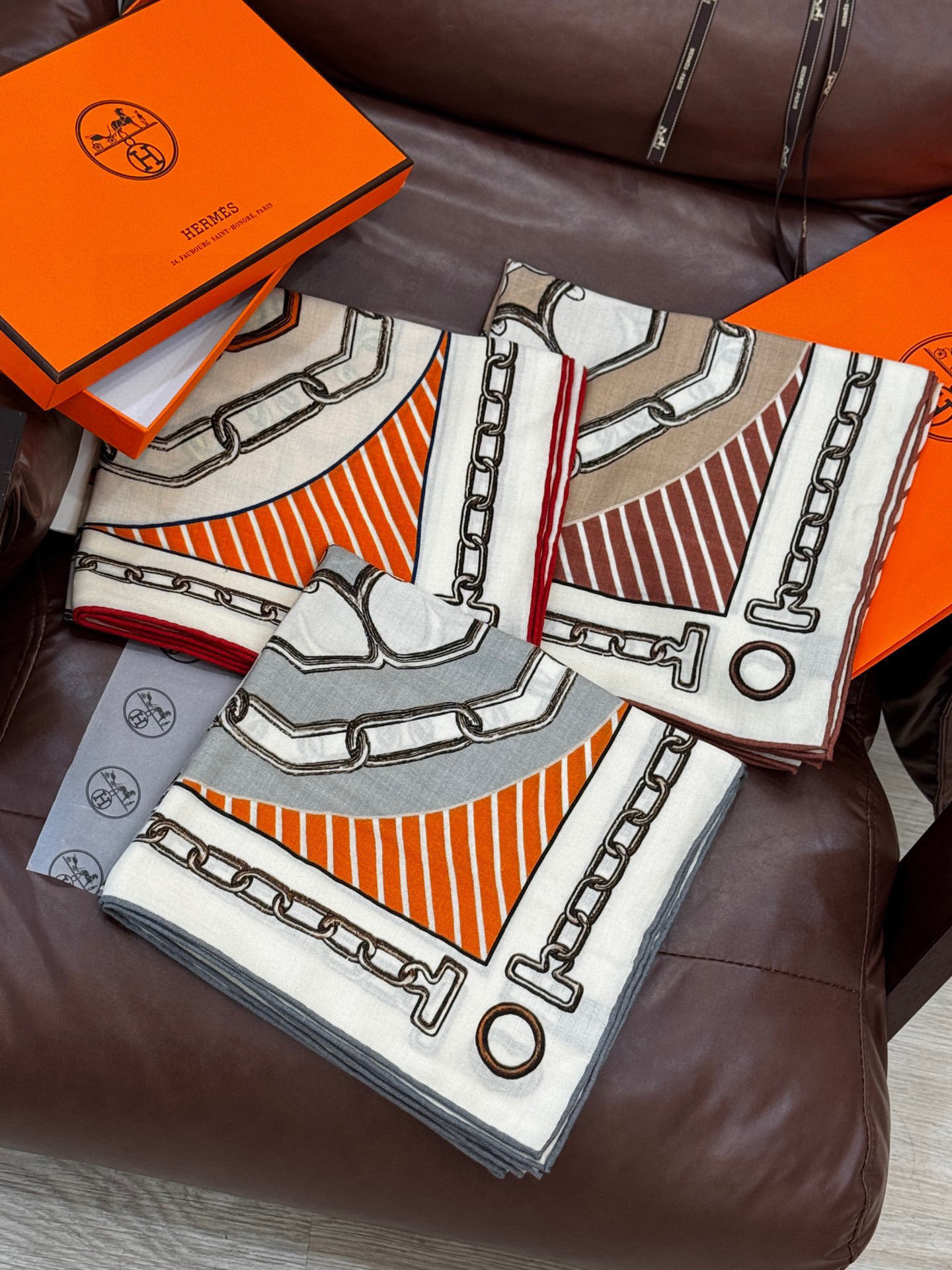 💟2025年早秋上新💞【双面同色丝绒方巾】手工卷边山羊绒和真丝混纺披肩(70%羊绒,30%桑蚕丝)这款披