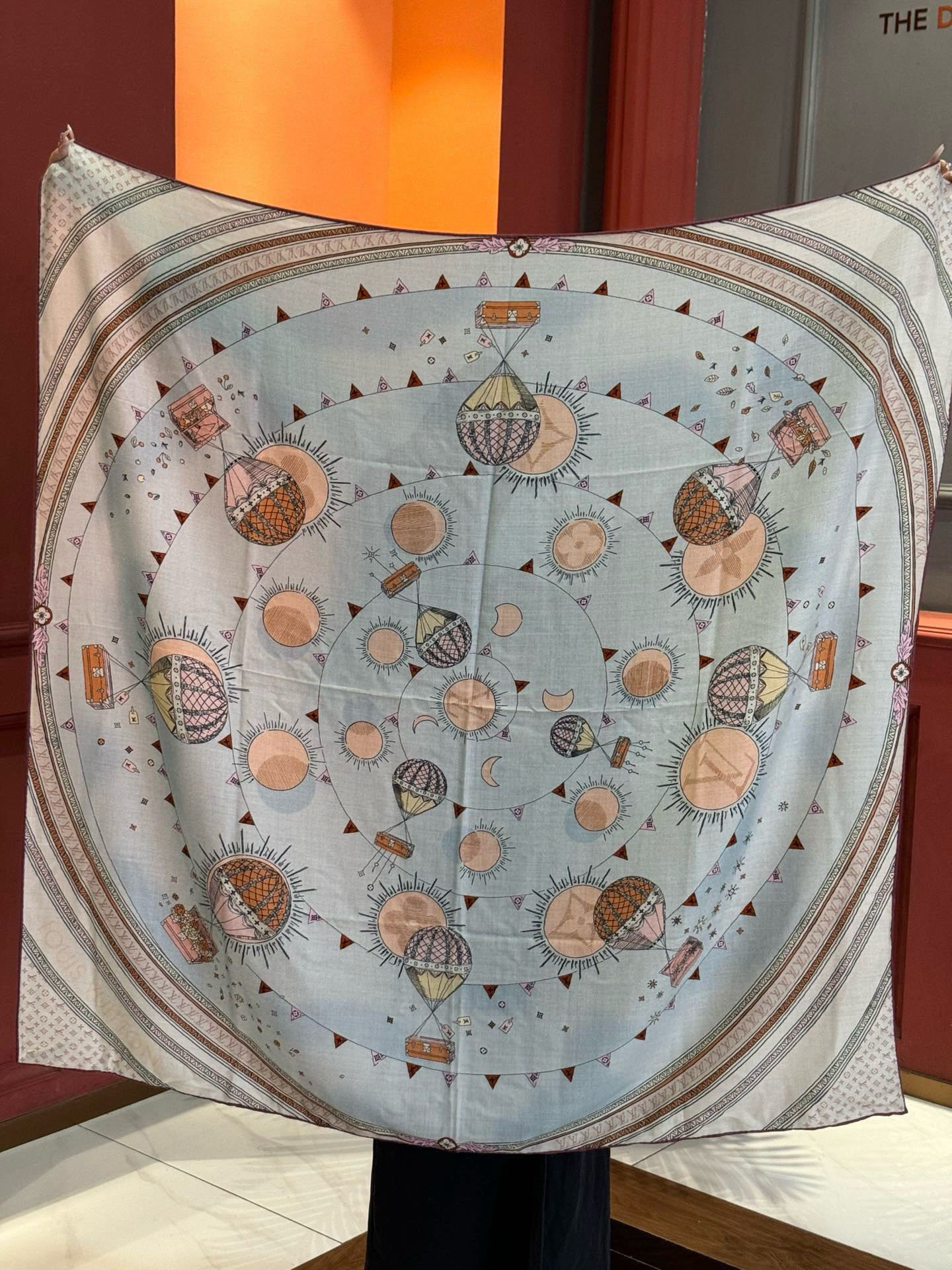 ❄【双面同色】原单Lv140cm丝绒方巾,《热气球》,本款方巾全新加入 U价🉐️ and Away 系列