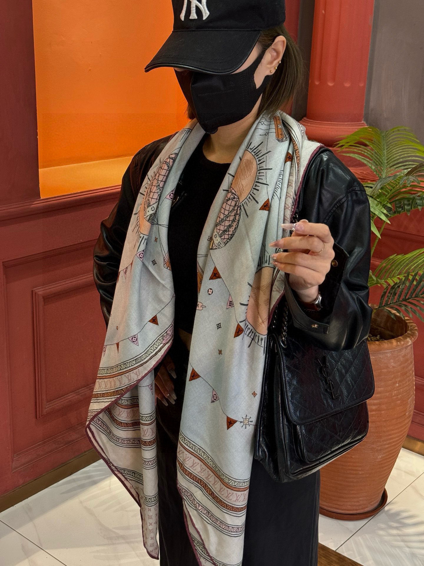 ❄【双面同色】原单Lv140cm丝绒方巾,《热气球》,本款方巾全新加入 U价🉐️ and Away 系列