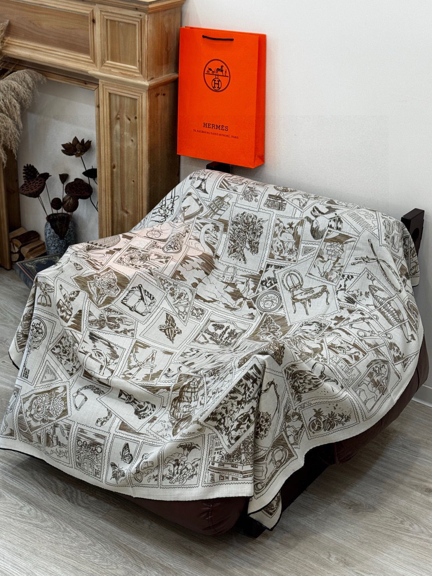 💟2025年秋冬抢先 上新💞【双面同色丝绒方巾】手工卷边山羊绒和真丝混纺披肩(70%羊绒,30%桑蚕丝)