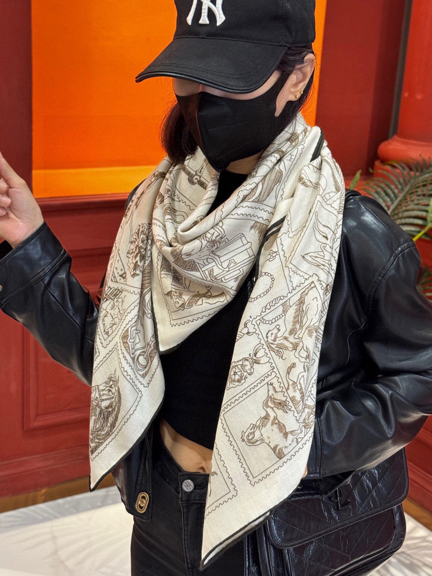 💟2025年秋冬抢先 上新💞【双面同色丝绒方巾】手工卷边山羊绒和真丝混纺披肩(70%羊绒,30%桑蚕丝)