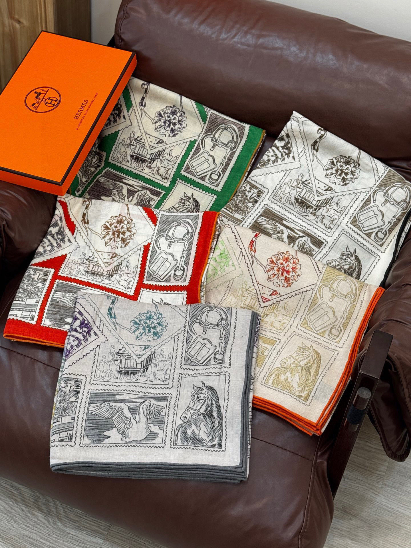 💟2025年秋冬抢先 上新💞【双面同色丝绒方巾】手工卷边山羊绒和真丝混纺披肩(70%羊绒,30%桑蚕丝)