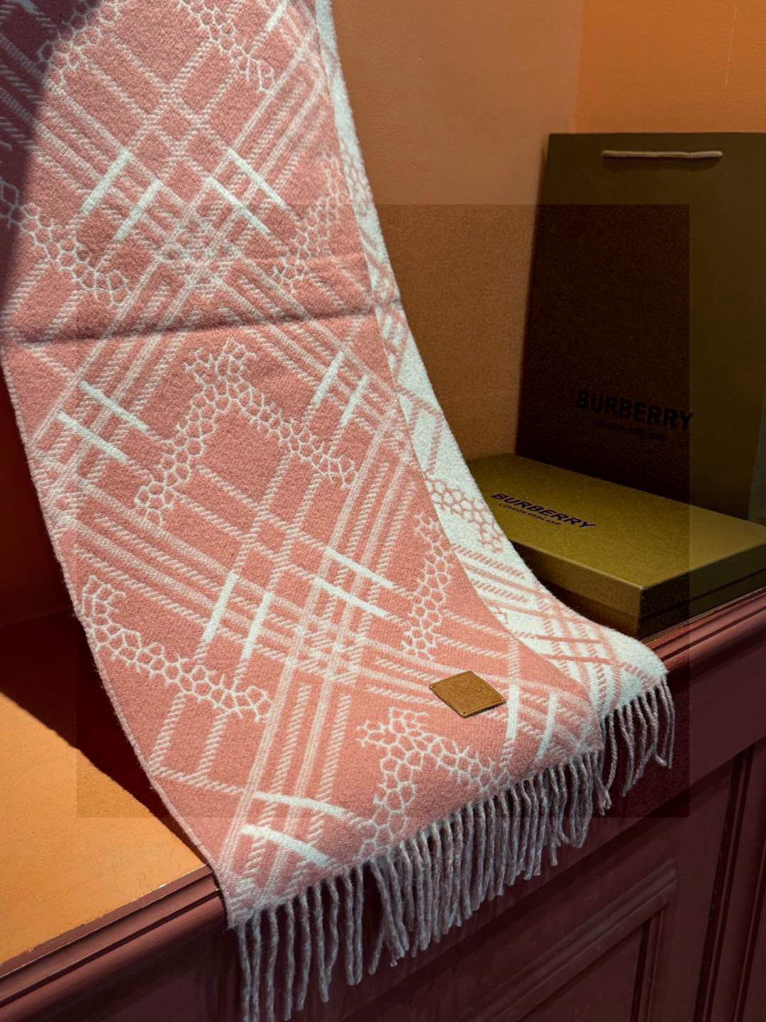 双面围巾 🆕Burberry · 巴宝莉格子围巾❗️好看的要疯掉了，太有型太有魅力了❗️❗️非常斯文时尚