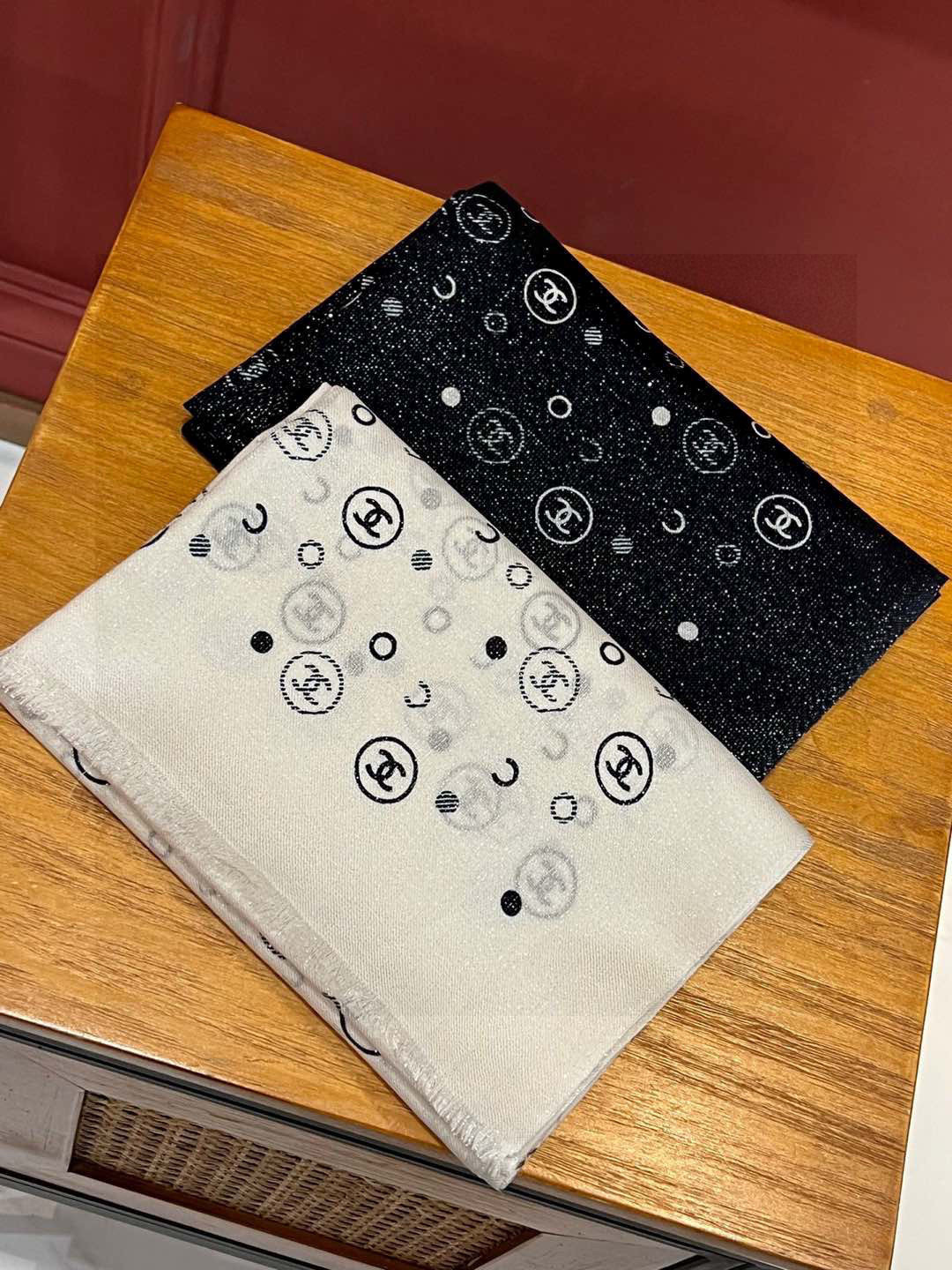 上新🌟 会发光发亮的围巾 💄💋新款客供银线💖羊绒面料长巾 😘美翻了[流泪]【小香银线图标】，御用殿堂级极