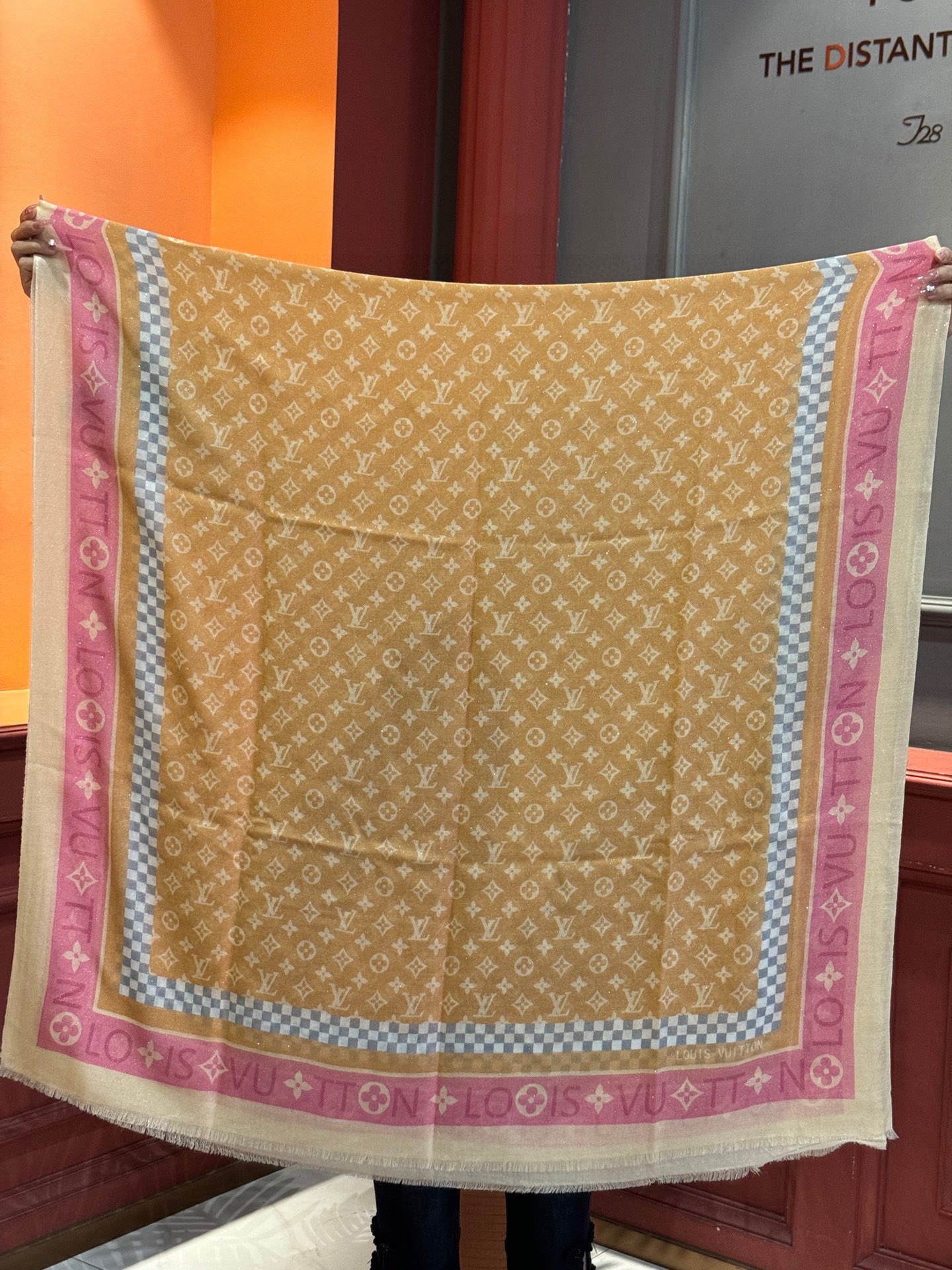 会发光发亮的围巾银丝羊绒长巾✨专柜同步‼️真心赞‼️驴家【L字母与花纹长巾】路易威登经典 Monogra