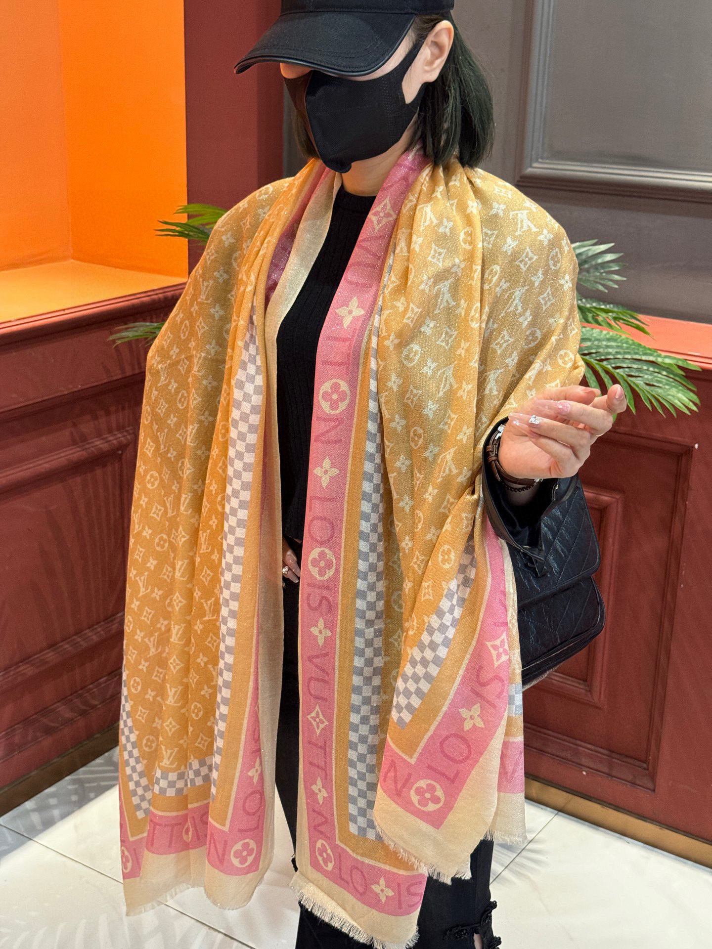 会发光发亮的围巾银丝羊绒长巾✨专柜同步‼️真心赞‼️驴家【L字母与花纹长巾】路易威登经典 Monogra