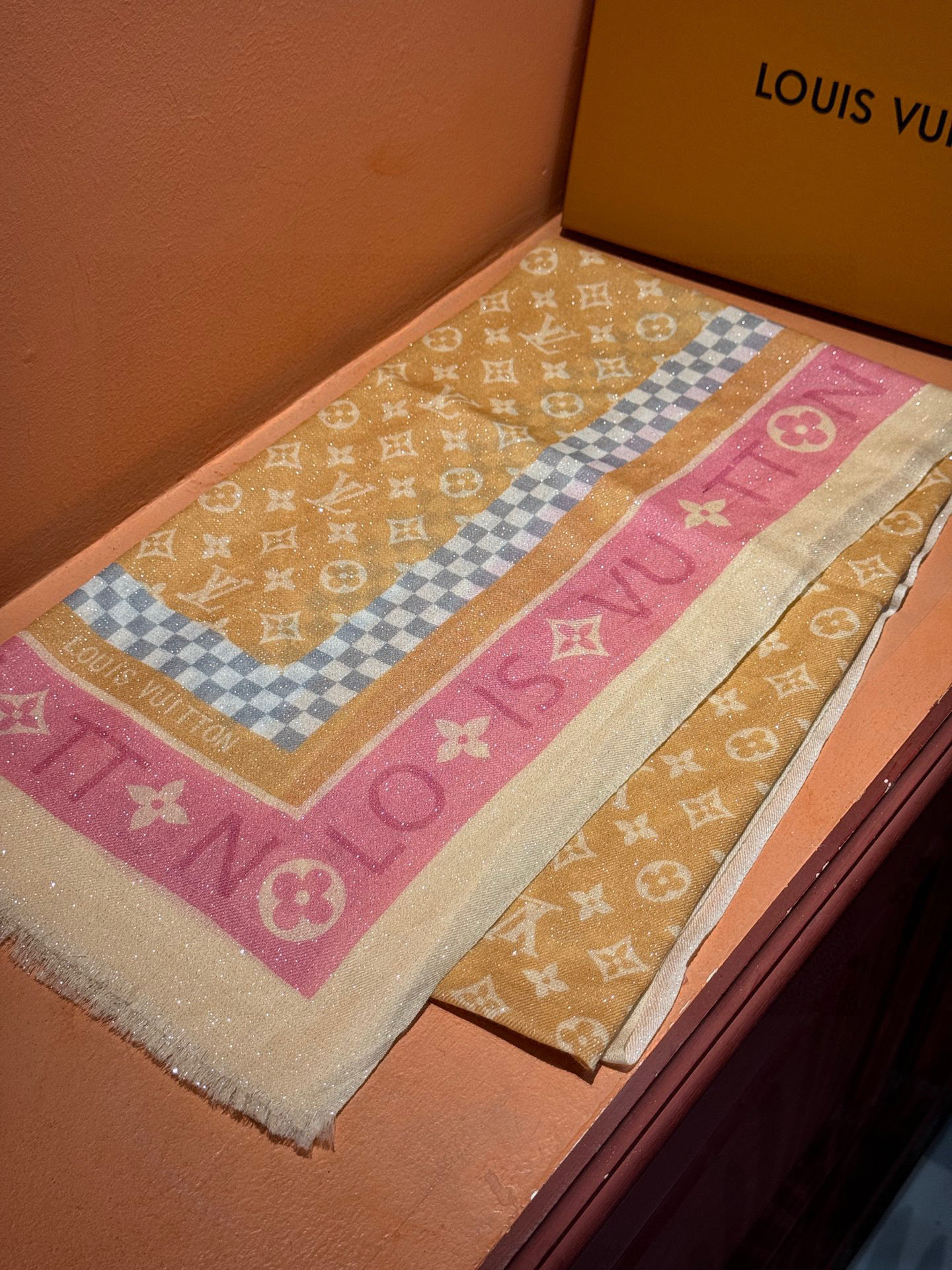 会发光发亮的围巾银丝羊绒长巾✨专柜同步‼️真心赞‼️驴家【L字母与花纹长巾】路易威登经典 Monogra