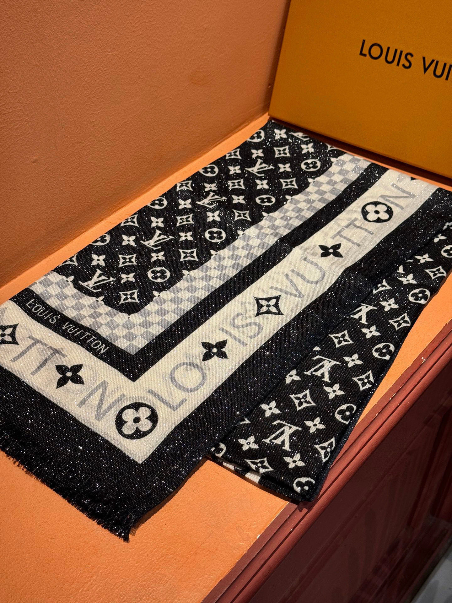 会发光发亮的围巾银丝羊绒长巾✨专柜同步‼️真心赞‼️驴家【L字母与花纹长巾】路易威登经典 Monogra