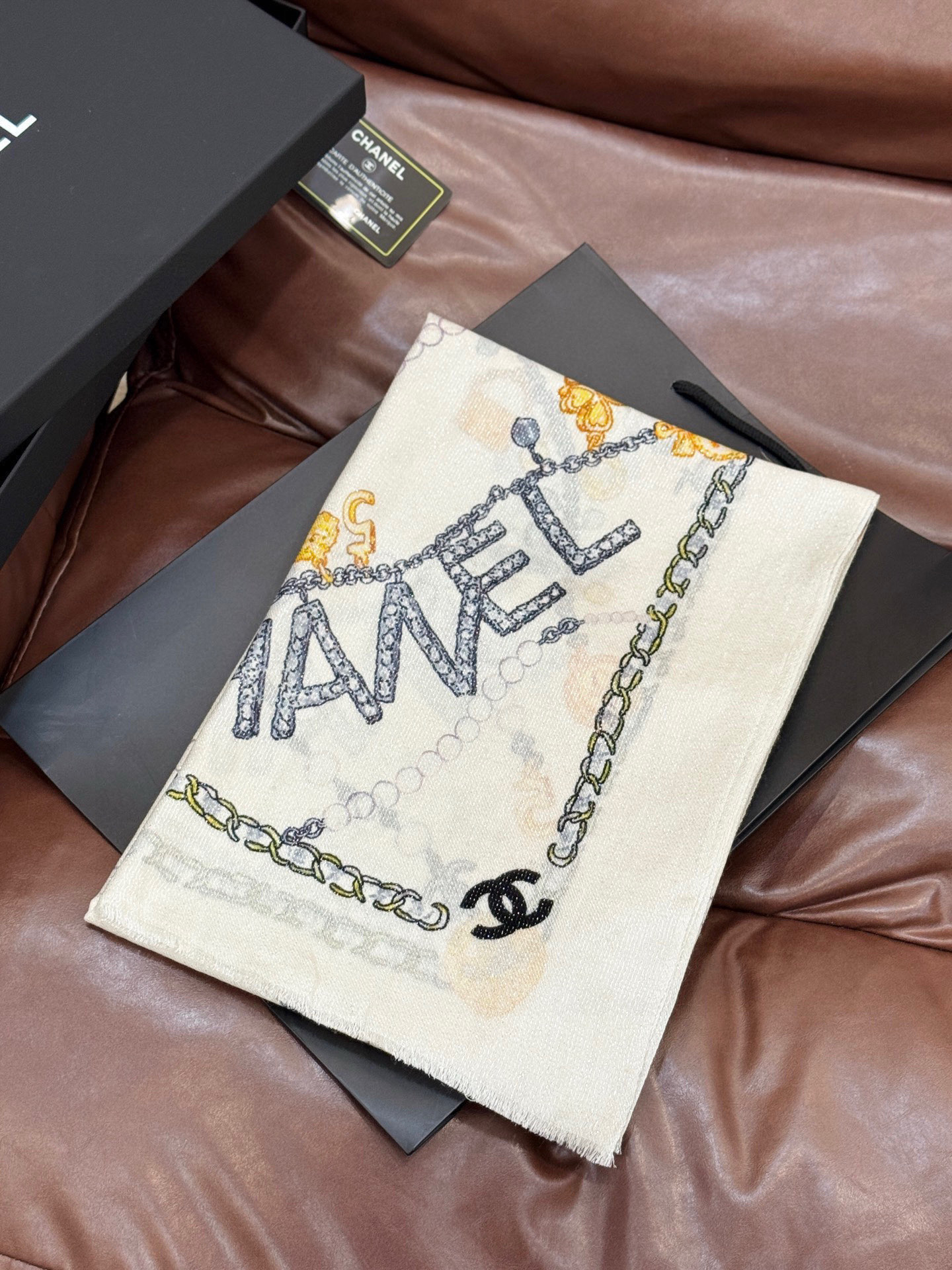 Chanel ~25秋冬新品～“珠光宝气”【会发光发亮的围巾】这款经典单品展现强大而迷人的女性魅力精髓。