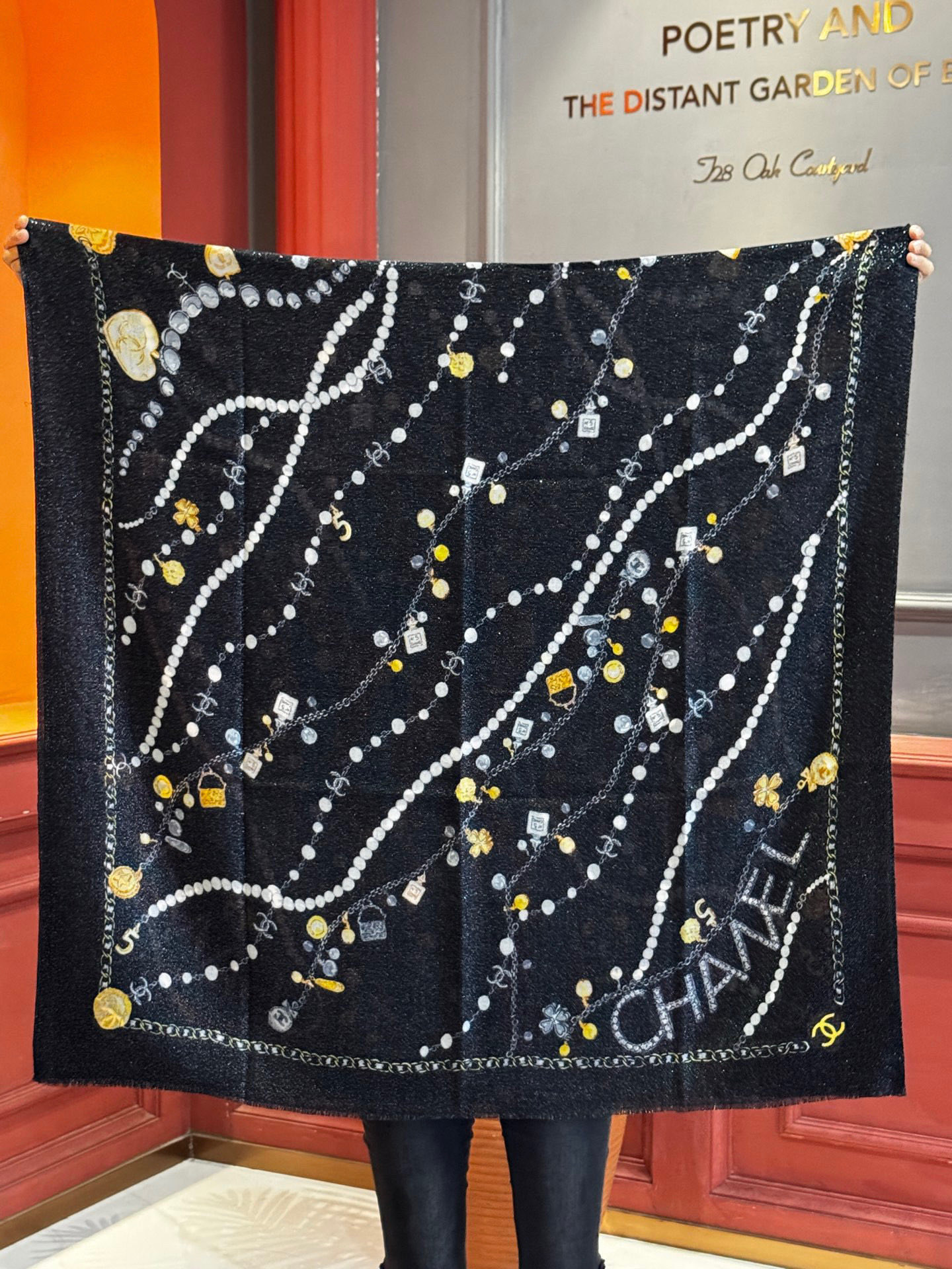 Chanel ~25秋冬新品～“珠光宝气”【会发光发亮的围巾】这款经典单品展现强大而迷人的女性魅力精髓。