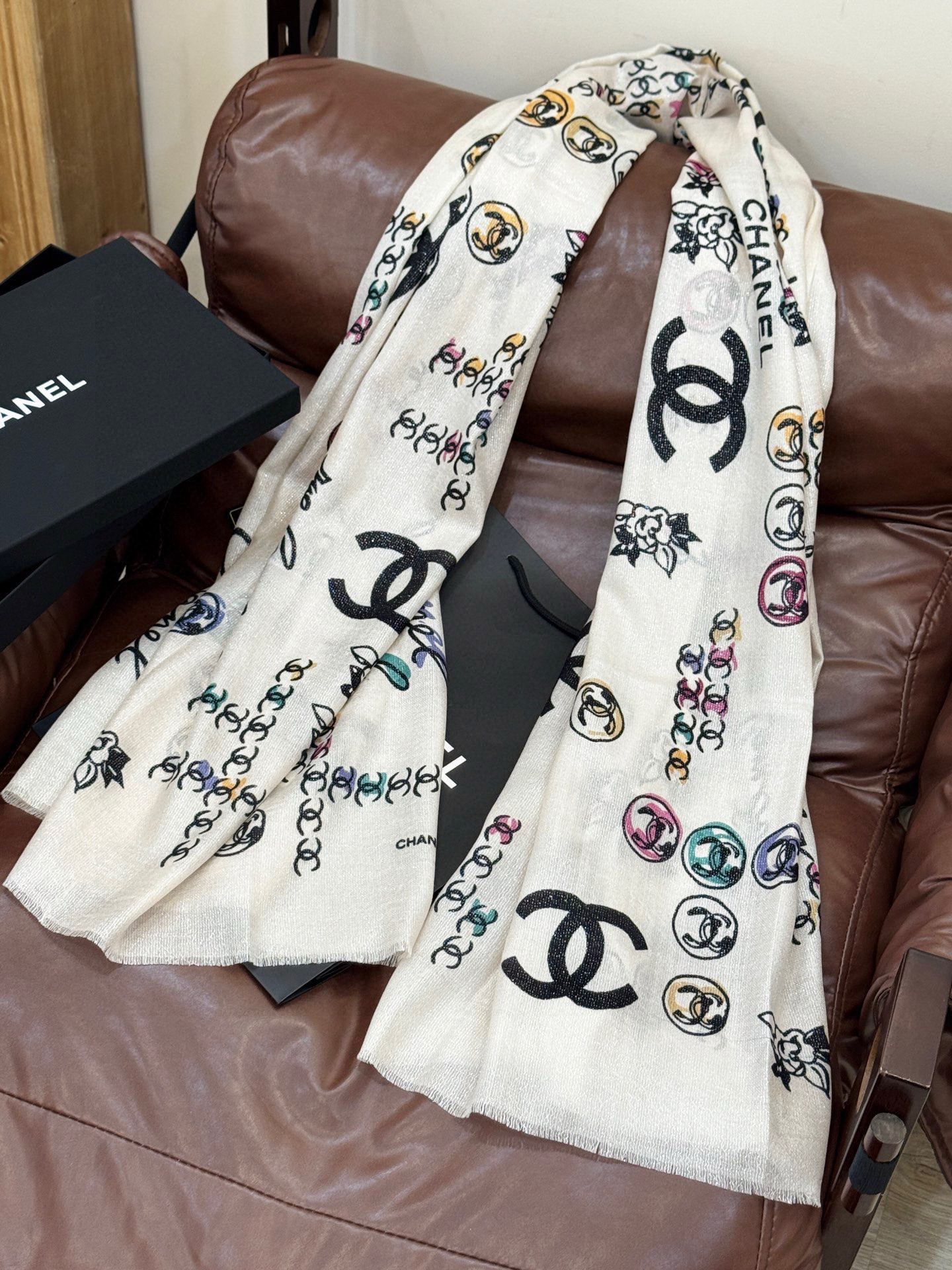 上新🌟 会发光发亮的围巾 💄💋新款客供银线💖羊绒面料长巾 😘美翻了[流泪]【手绘LOGO银线长巾】御用殿