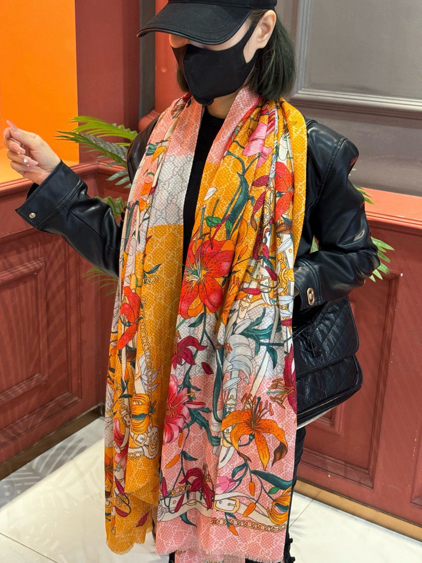 Gucci花卉羊绒围巾~超级抬气色！高级女人味！】羊绒围巾也能这么美！！！Gucci这款双面花卉羊绒围巾