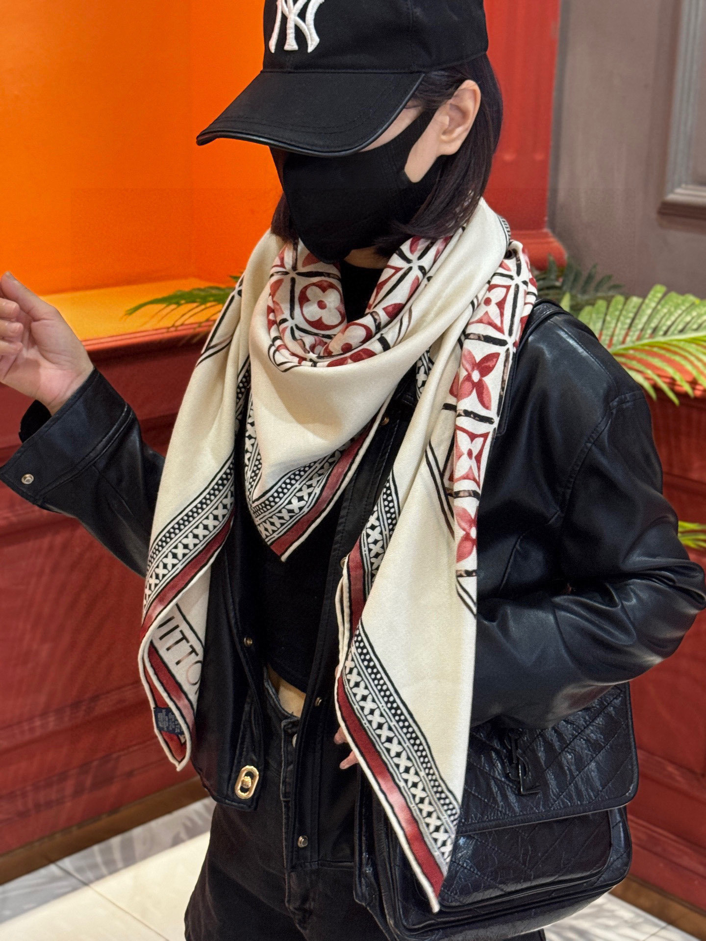 140顶级丝绒双面同色披肩30%真丝70%羊绒140*140方巾本款丝绒方巾以满溢艺术气息的设计诠释19