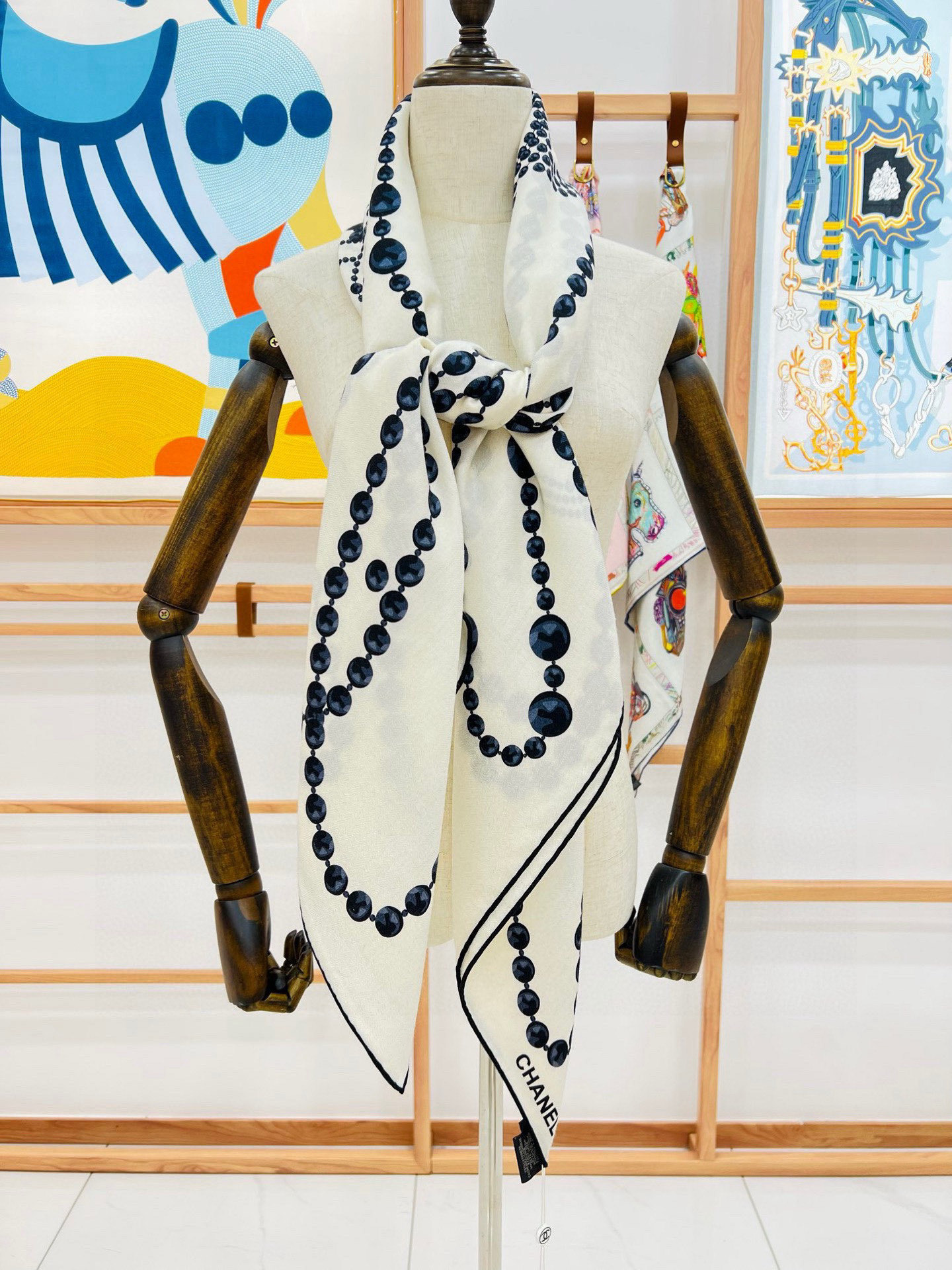 【▪️CHANEL新款 双面同色丝绒方巾】温柔而娴静,珍珠优雅气质!柔软顺滑的感觉真的舒服到心都化了!C