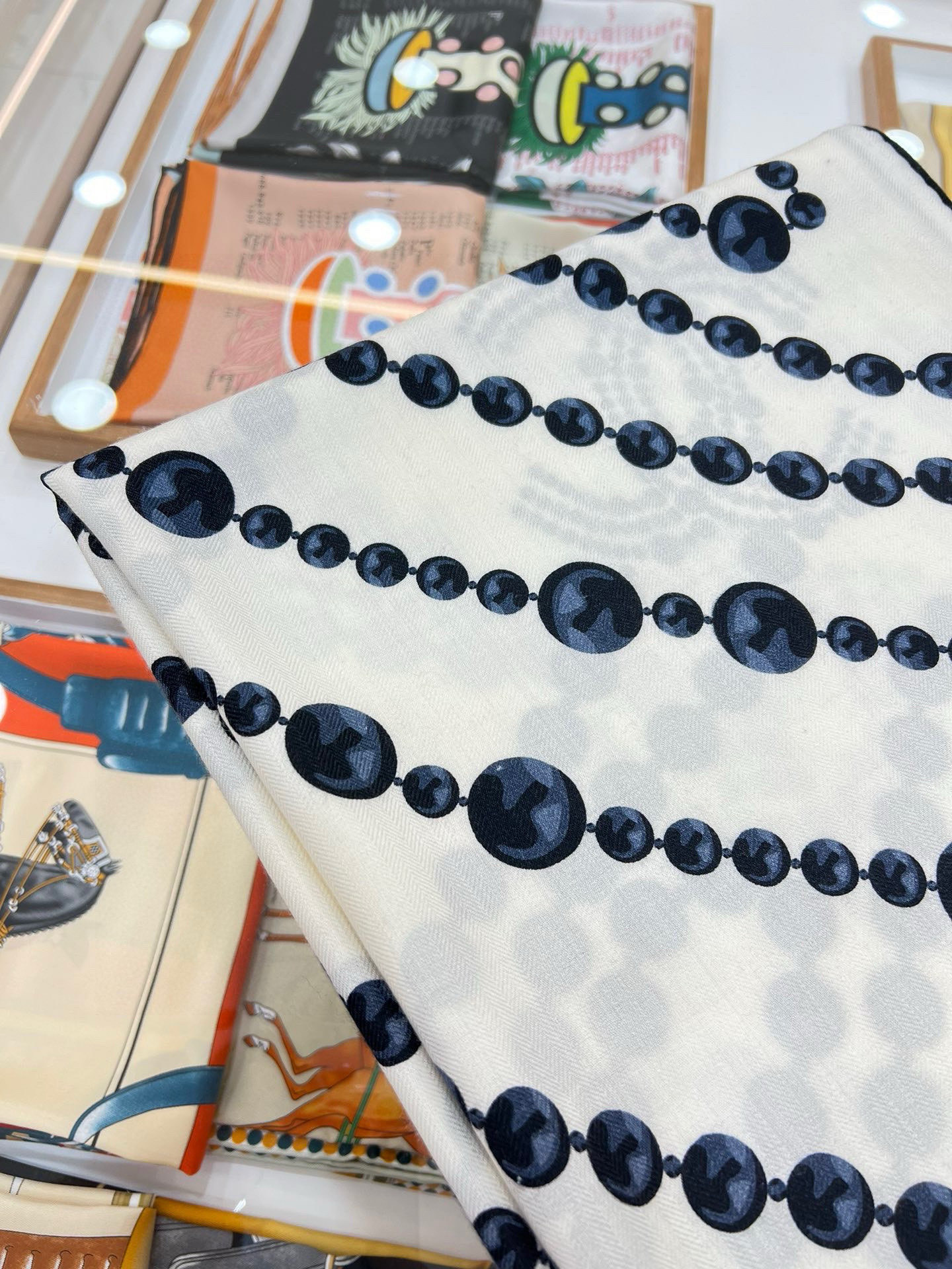 【▪️CHANEL新款 双面同色丝绒方巾】温柔而娴静,珍珠优雅气质!柔软顺滑的感觉真的舒服到心都化了!C