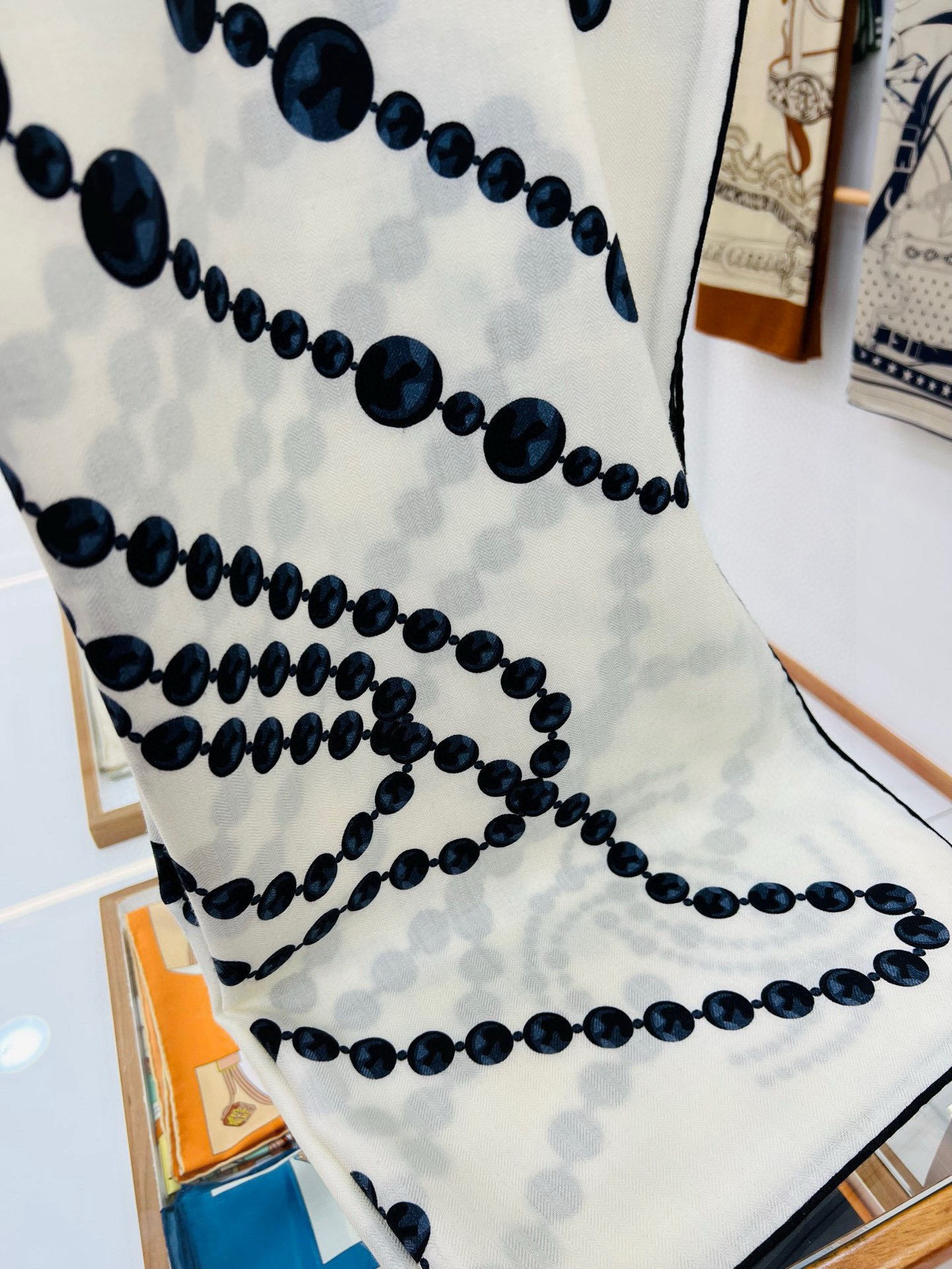 【▪️CHANEL新款 双面同色丝绒方巾】温柔而娴静,珍珠优雅气质!柔软顺滑的感觉真的舒服到心都化了!C