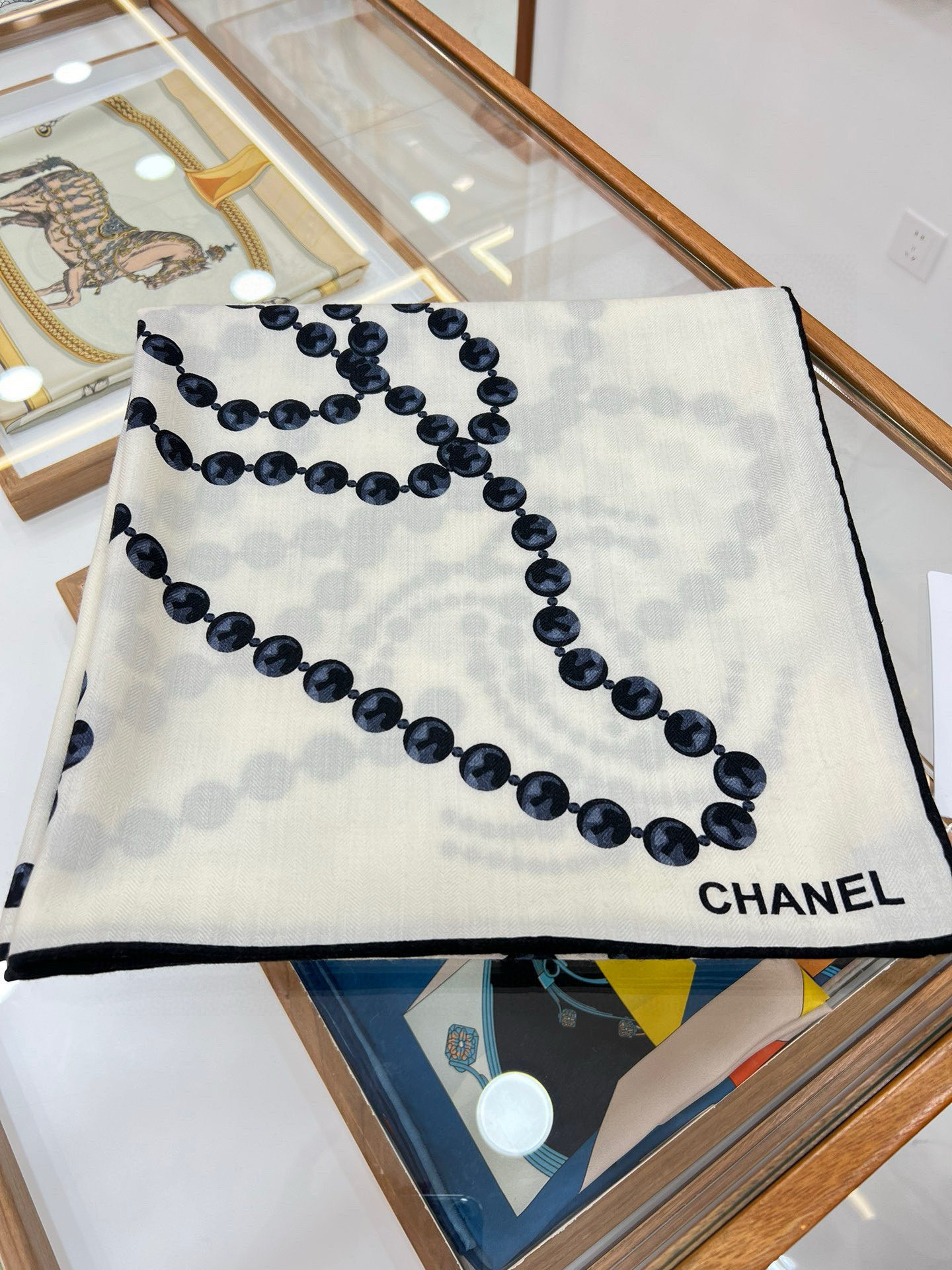 【▪️CHANEL新款 双面同色丝绒方巾】温柔而娴静,珍珠优雅气质!柔软顺滑的感觉真的舒服到心都化了!C