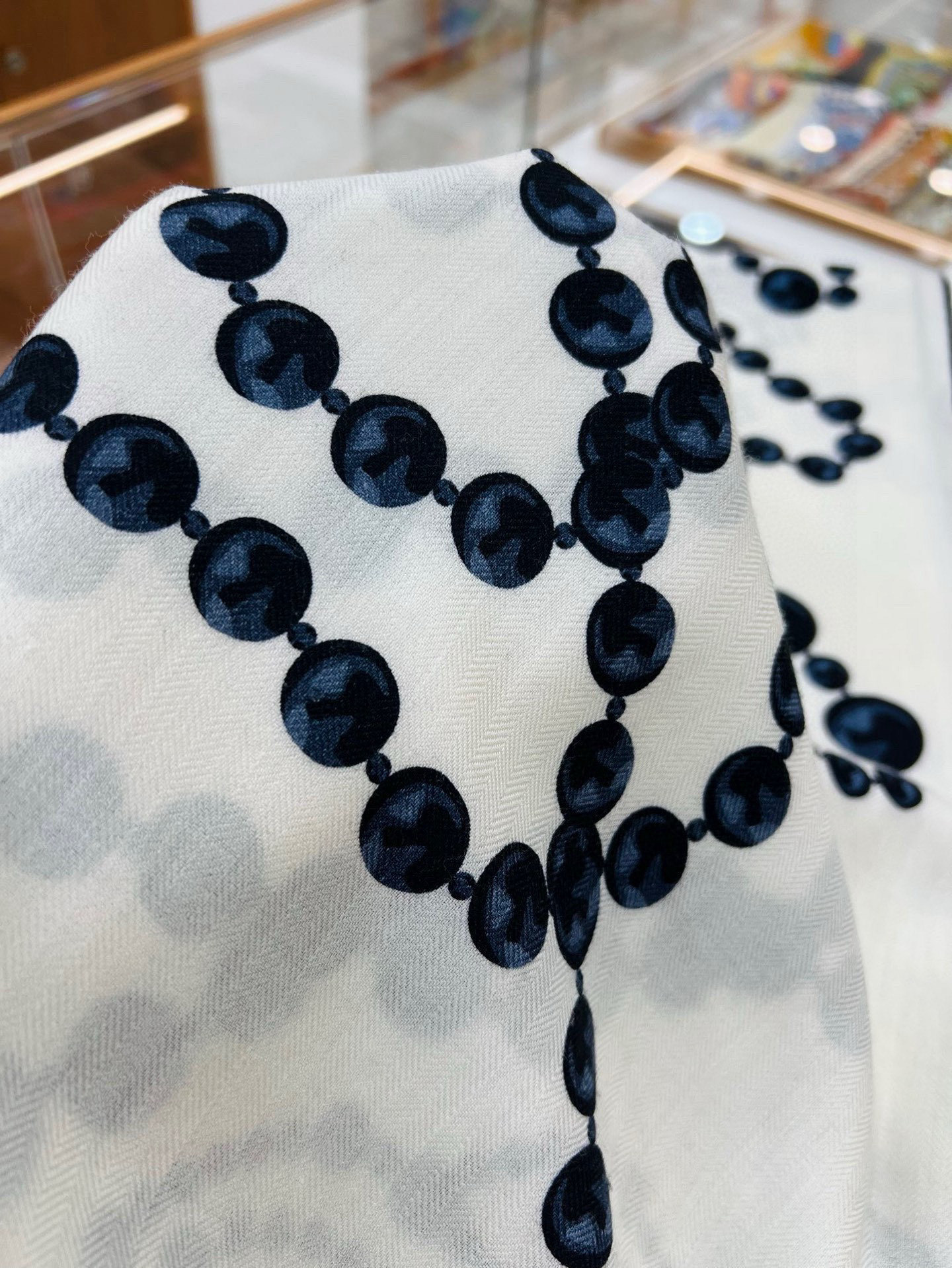 【▪️CHANEL新款 双面同色丝绒方巾】温柔而娴静,珍珠优雅气质!柔软顺滑的感觉真的舒服到心都化了!C