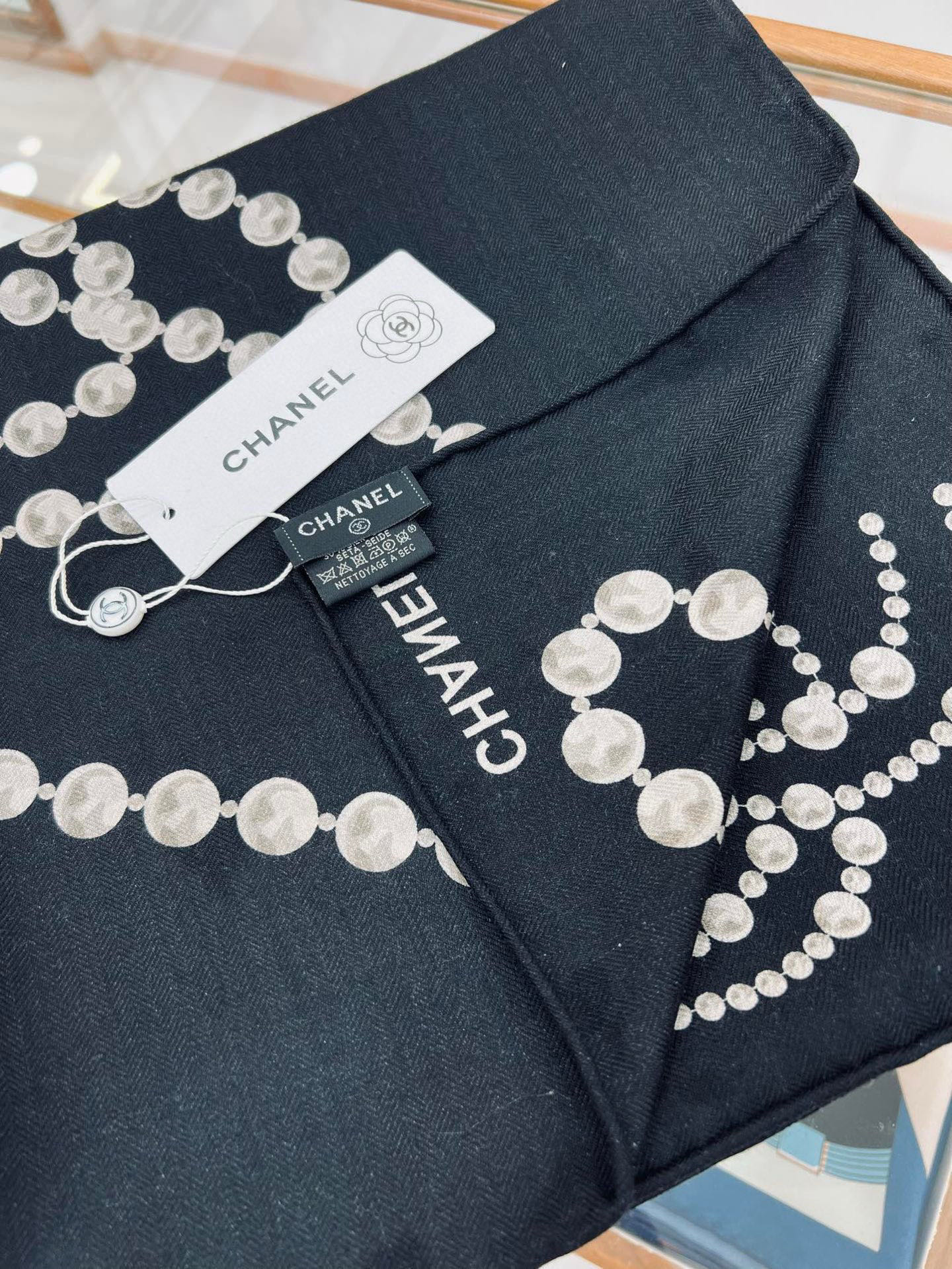 【▪️CHANEL新款 双面同色丝绒方巾】温柔而娴静，珍珠优雅气质！柔软顺滑的感觉真的舒服到心都化了！C