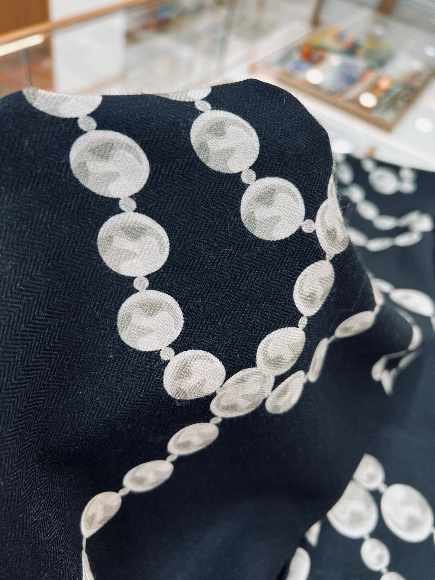 【▪️CHANEL新款 双面同色丝绒方巾】温柔而娴静，珍珠优雅气质！柔软顺滑的感觉真的舒服到心都化了！C