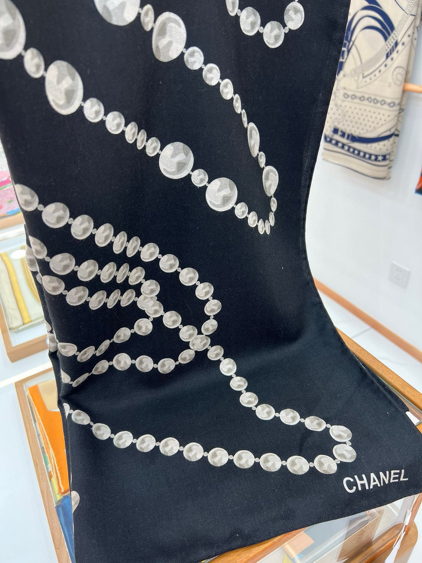 【▪️CHANEL新款 双面同色丝绒方巾】温柔而娴静，珍珠优雅气质！柔软顺滑的感觉真的舒服到心都化了！C