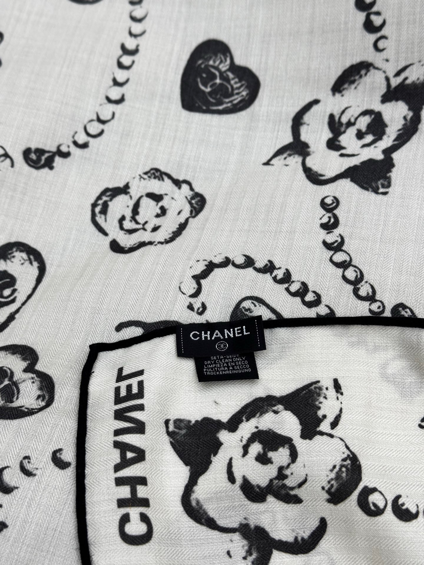 Chanel ~25秋冬新品～【爱心珍珠四叶草】【140双面丝绒披肩】手工卷边丝绒方巾（30%桑蚕丝70