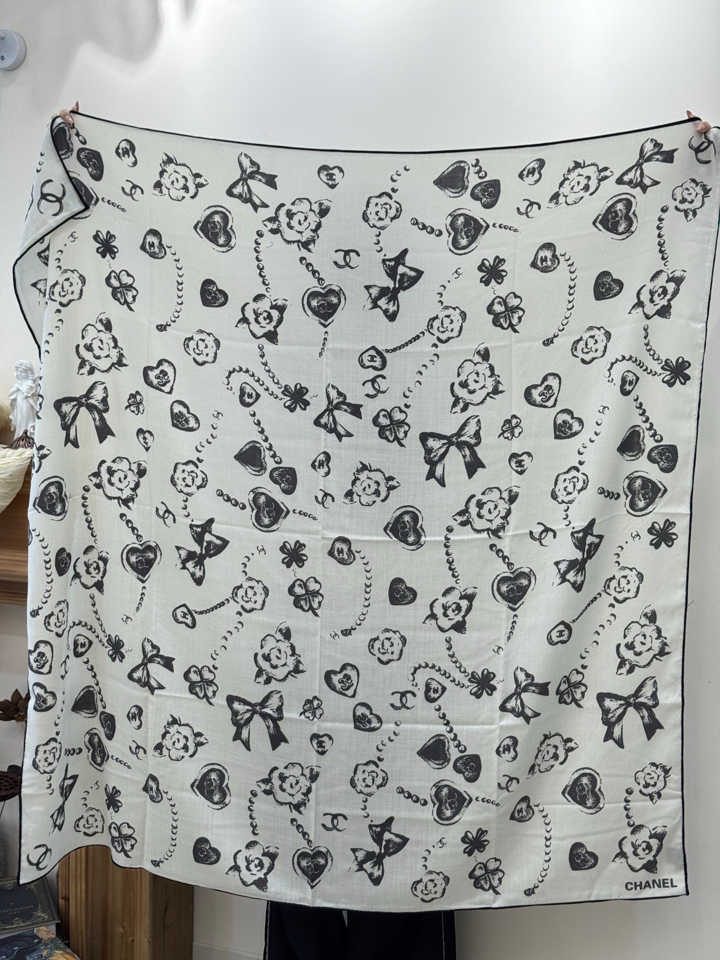 Chanel ~25秋冬新品～【爱心珍珠四叶草】【140双面丝绒披肩】手工卷边丝绒方巾（30%桑蚕丝70