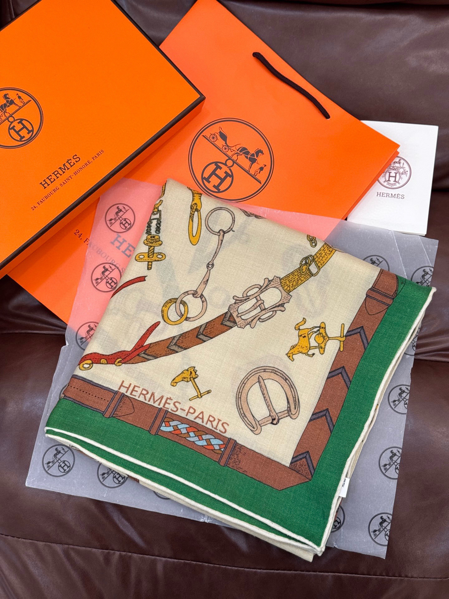 羊绒新款🆕👏👏买了都说好看‼️推荐💕爱马仕双面同色羊绒方巾【跃动的马儿双面同色140】，顶级工艺超值‼️