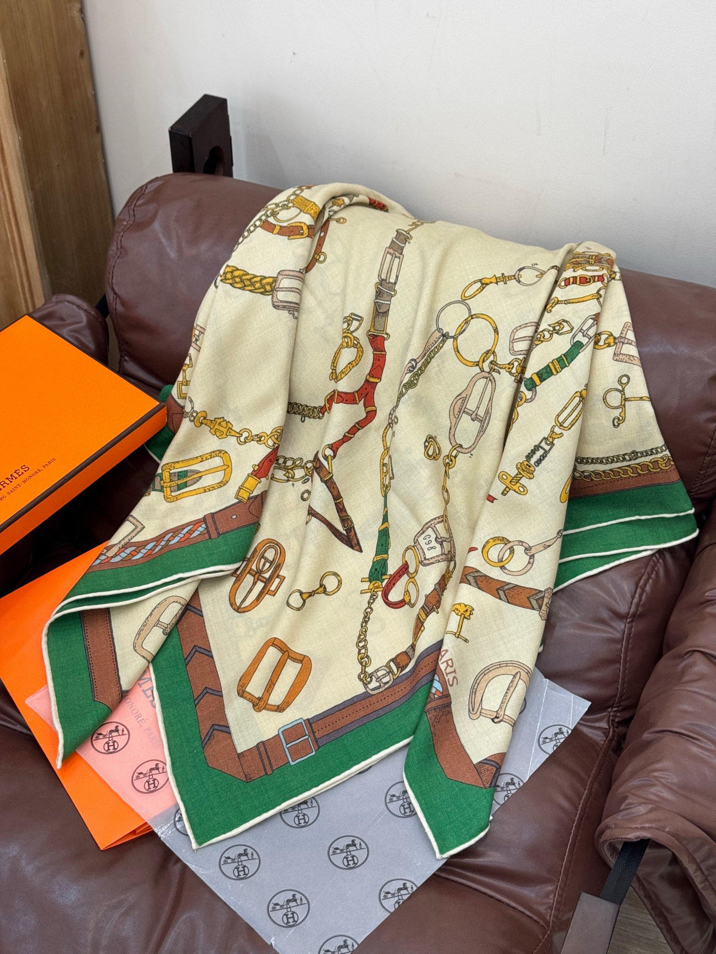 羊绒新款🆕👏👏买了都说好看‼️推荐💕爱马仕双面同色羊绒方巾【跃动的马儿双面同色140】，顶级工艺超值‼️